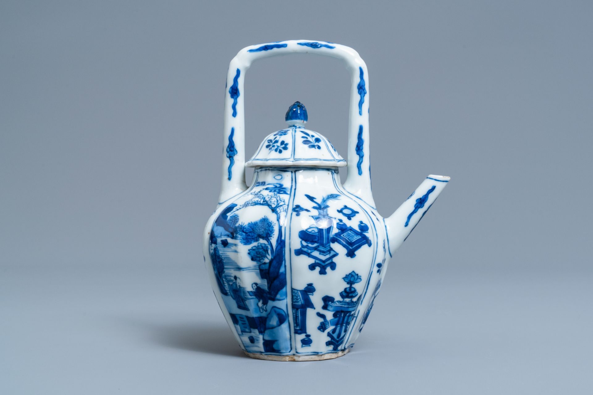 A ribbed Chinese blue and white teapot and cover, Kangxi - Image 4 of 7