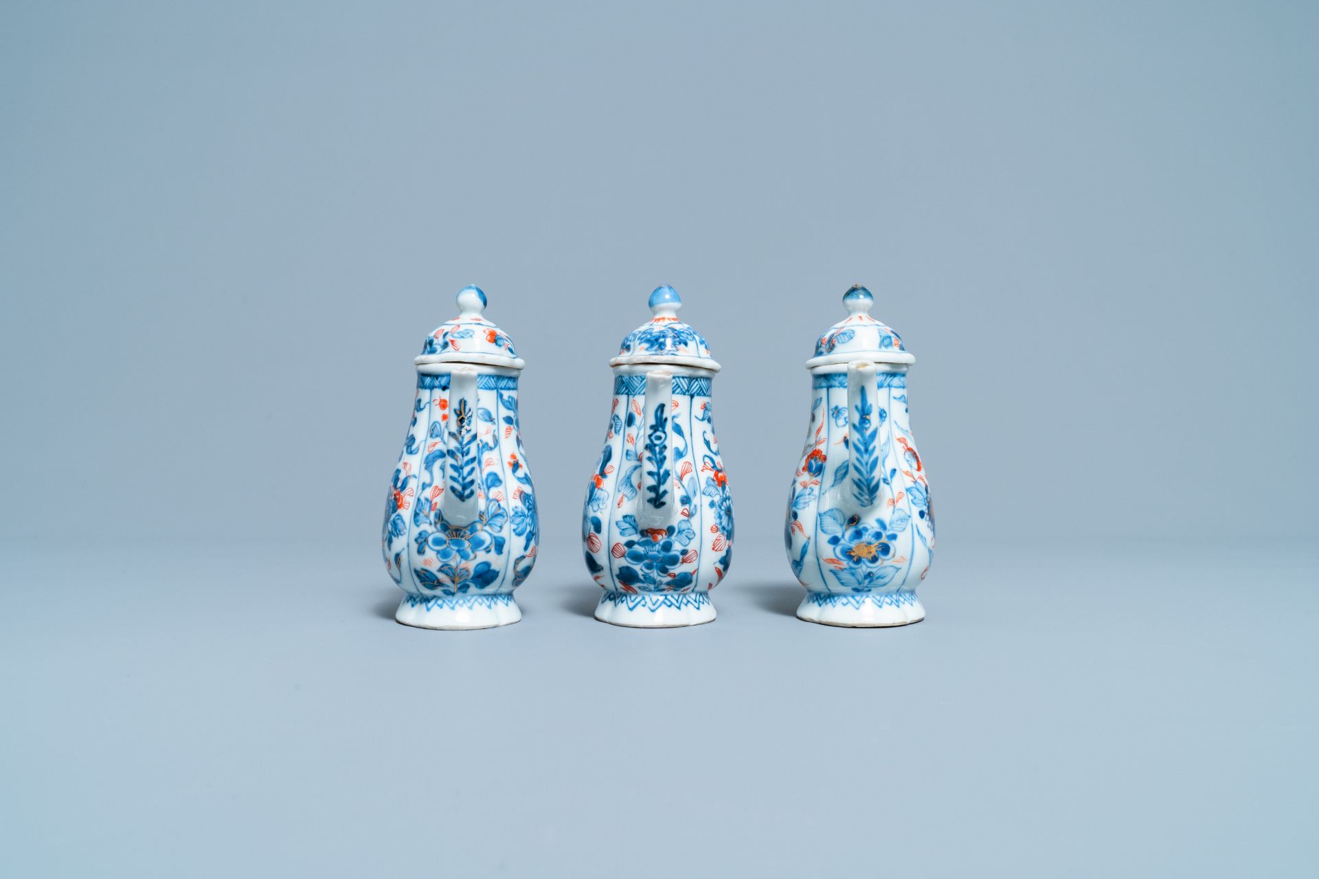 Three Chinese Imari-style covered jugs on stand, Kangxi - Image 7 of 9