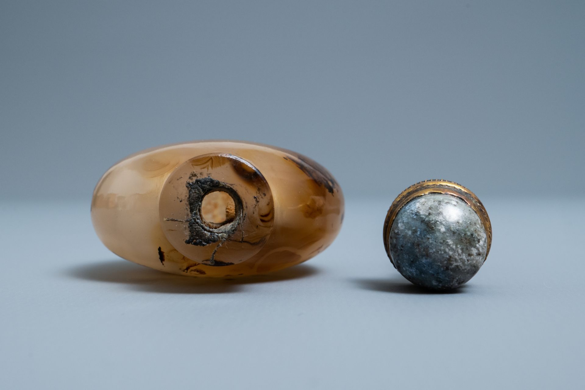 A Chinese agate snuff bottle, 19th C. - Image 5 of 6