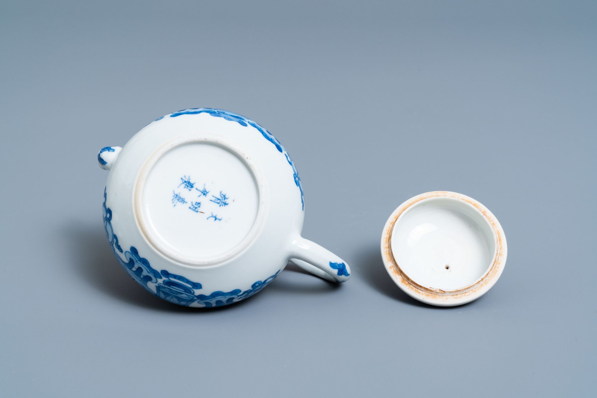 A Chinese blue and white teapot and cover with antiquities, Jiajing mark, Kangxi - Image 7 of 7