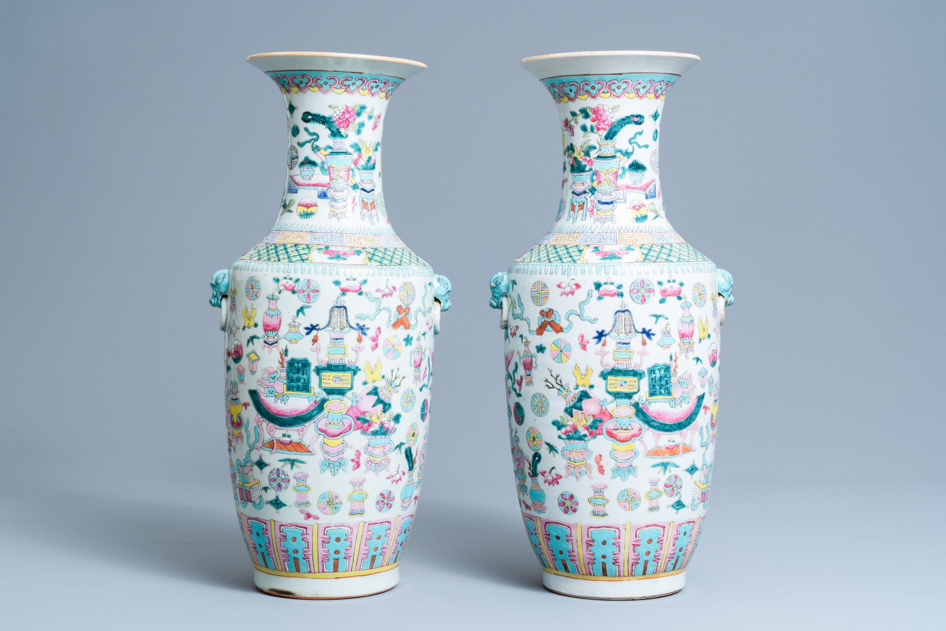 A pair of Chinese famille rose 'antiquities' vases, 19th C. - Image 3 of 6