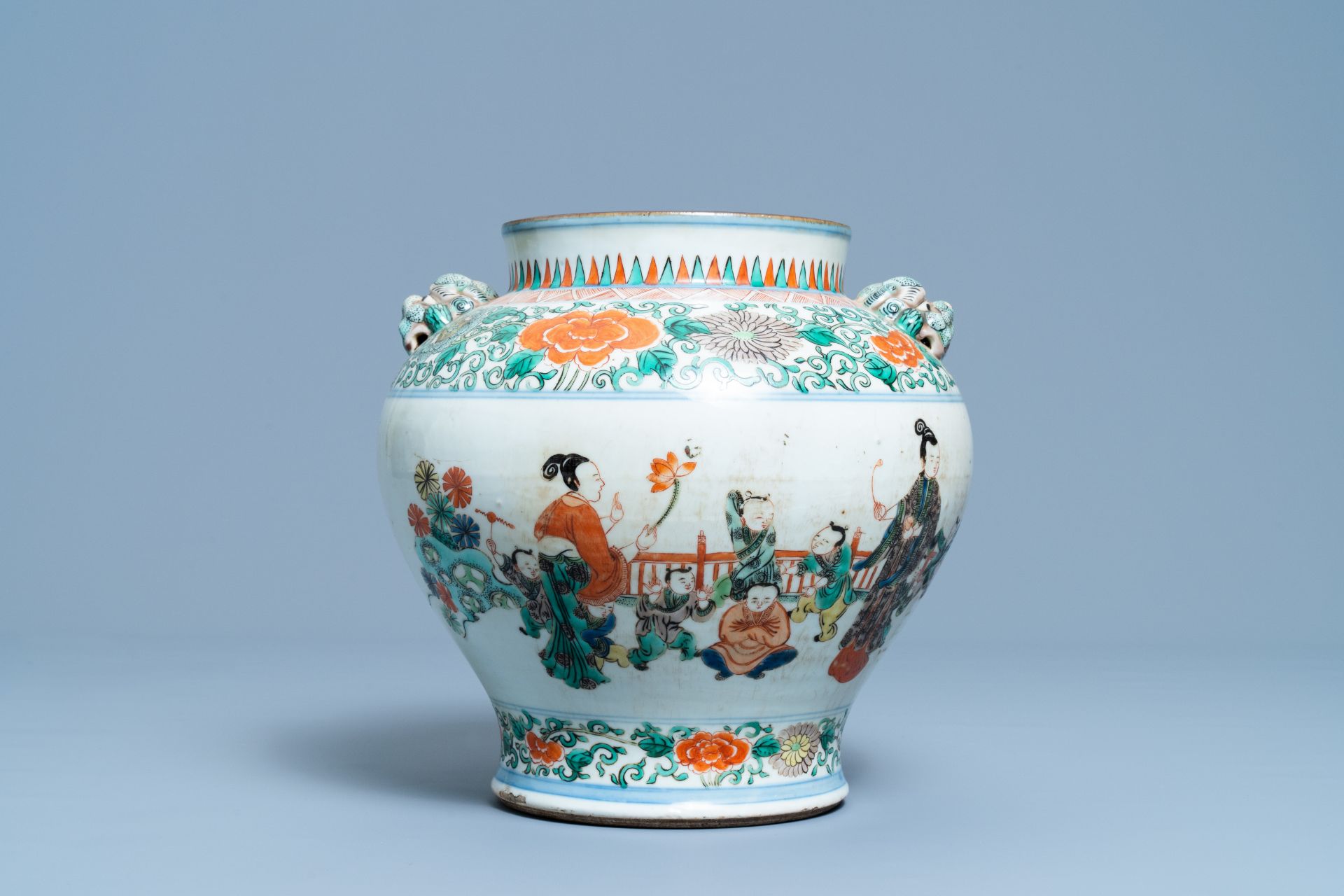 A Chinese famille verte 'playing boys' vase, 19/20th C. - Image 3 of 6