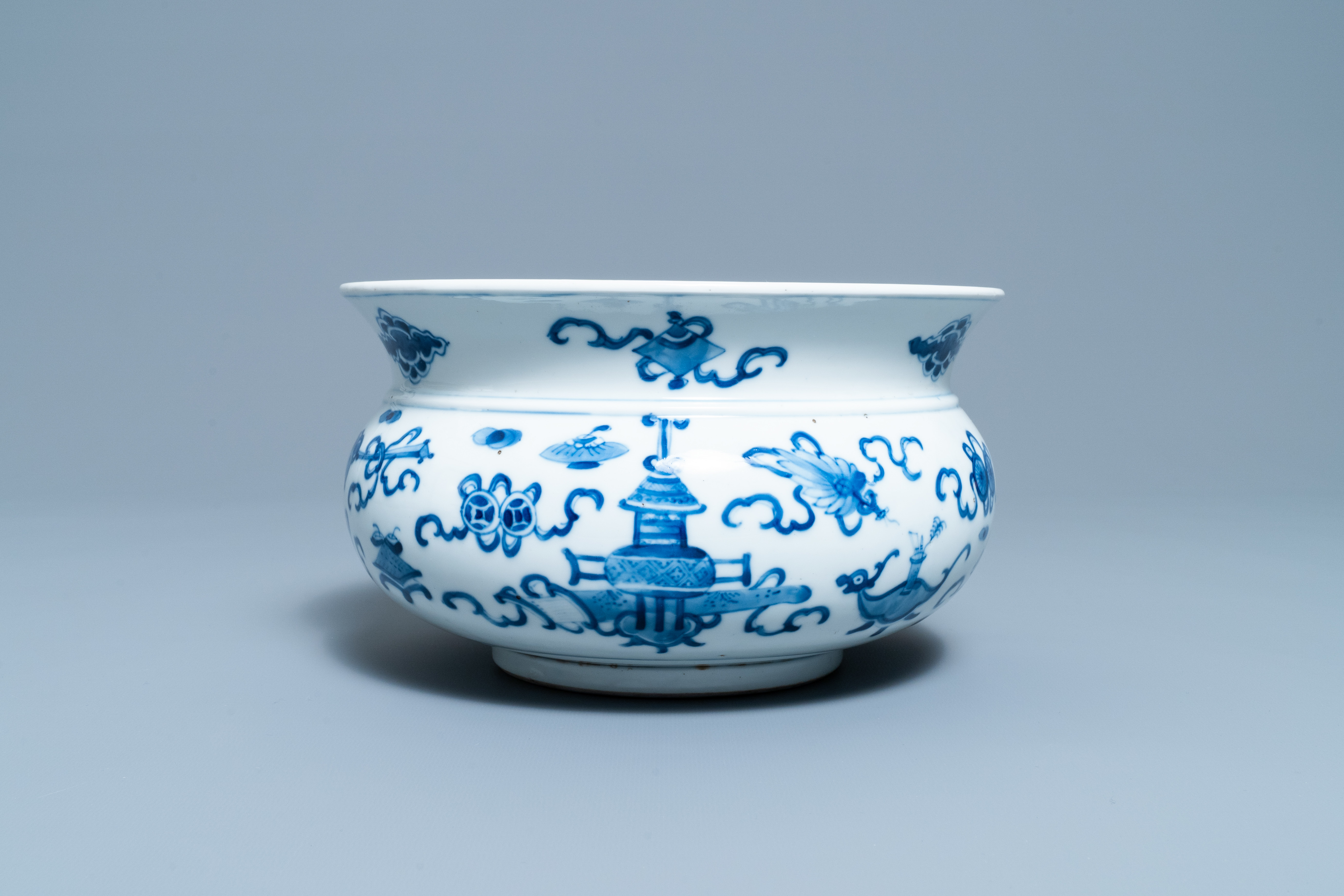 A Chinese blue and white 'antiquities' censer, 19th C. - Image 5 of 7