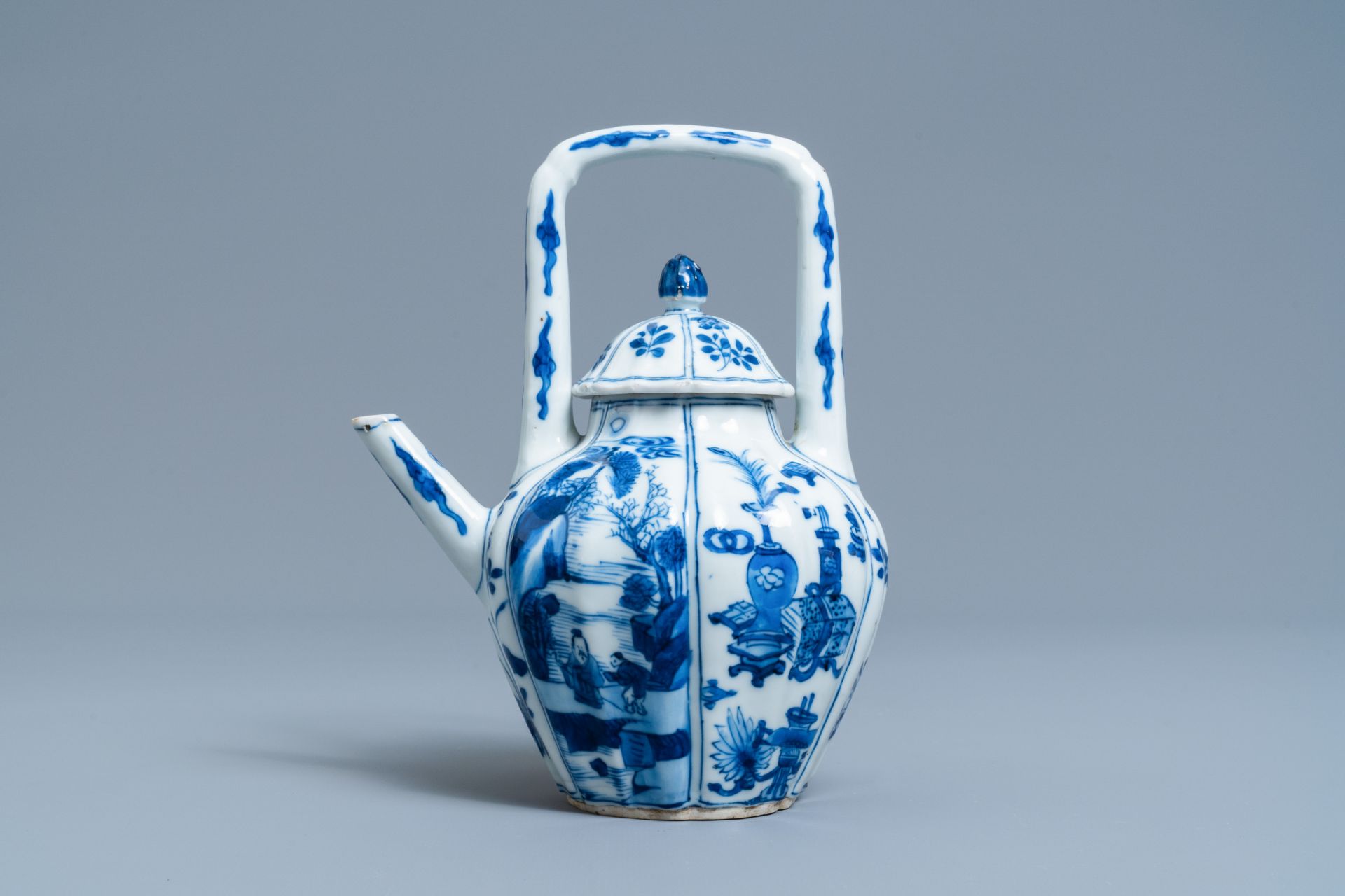 A ribbed Chinese blue and white teapot and cover, Kangxi - Image 2 of 7