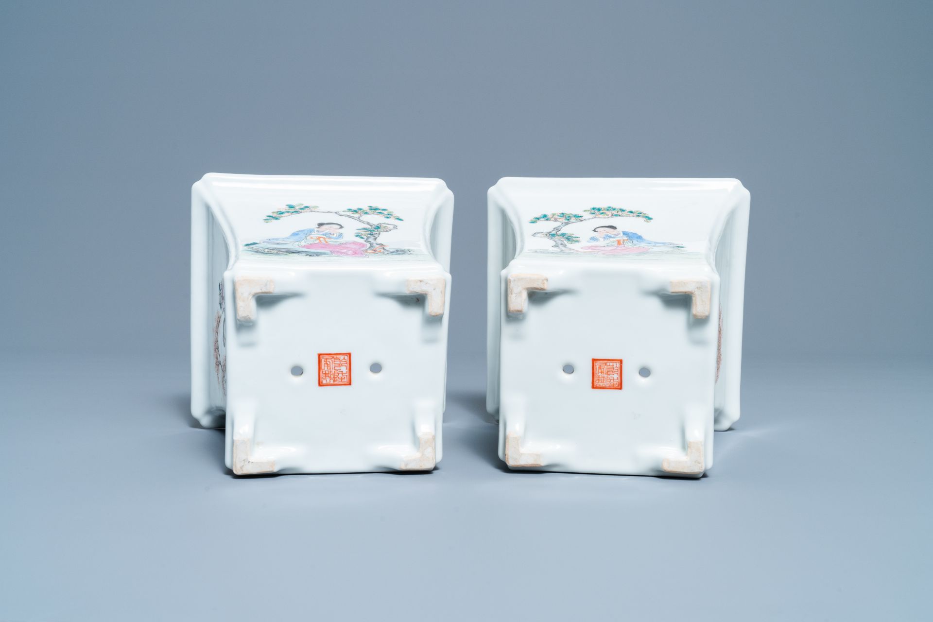 A pair of Chinese famille rose jardinières on stands, Qianlong mark, Republic - Bild 8 aus 10
