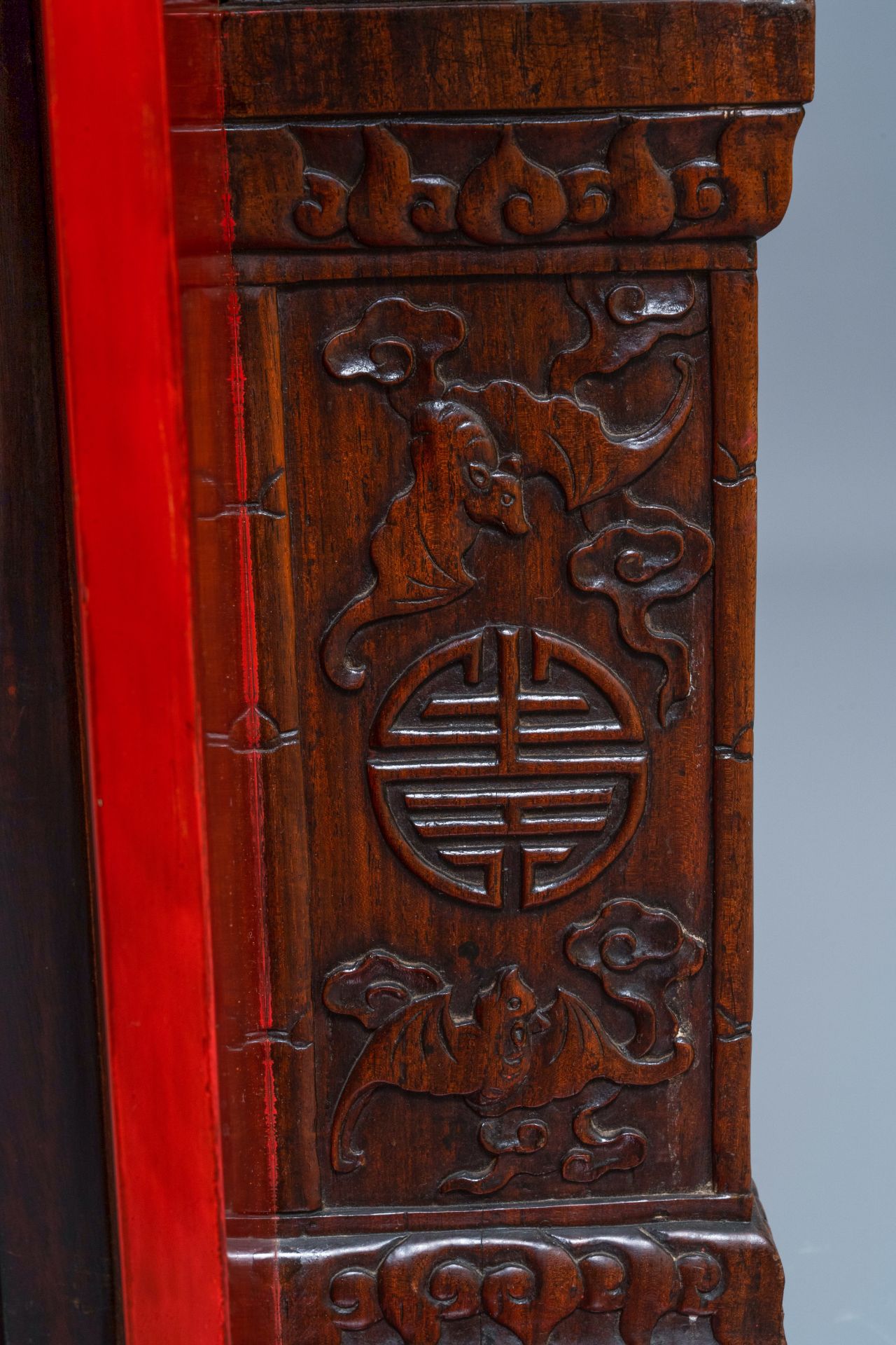 A Chinese qianjiang cai plaque mounted in a wooden table, 19/20th C. - Image 12 of 12