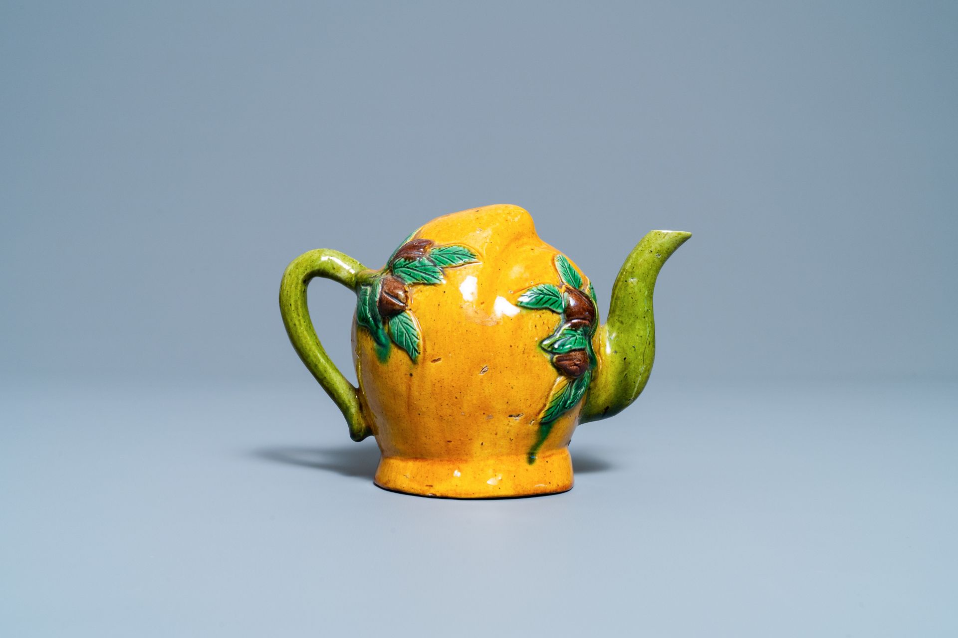 A Chinese sancai-glazed peach-shaped cadogan teapot, 19th C. - Image 4 of 7