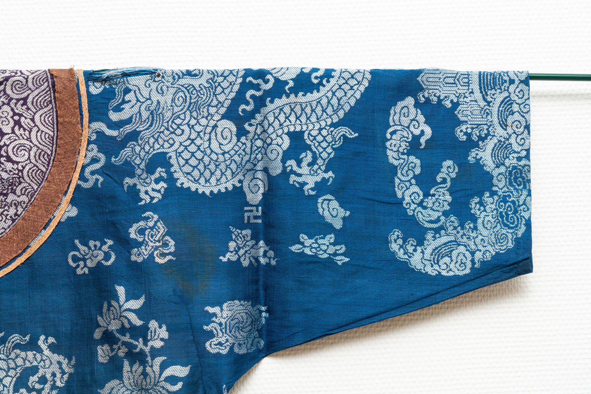 A Chinese embroidered silk summer 'dragon' robe, 19th C. - Image 10 of 13