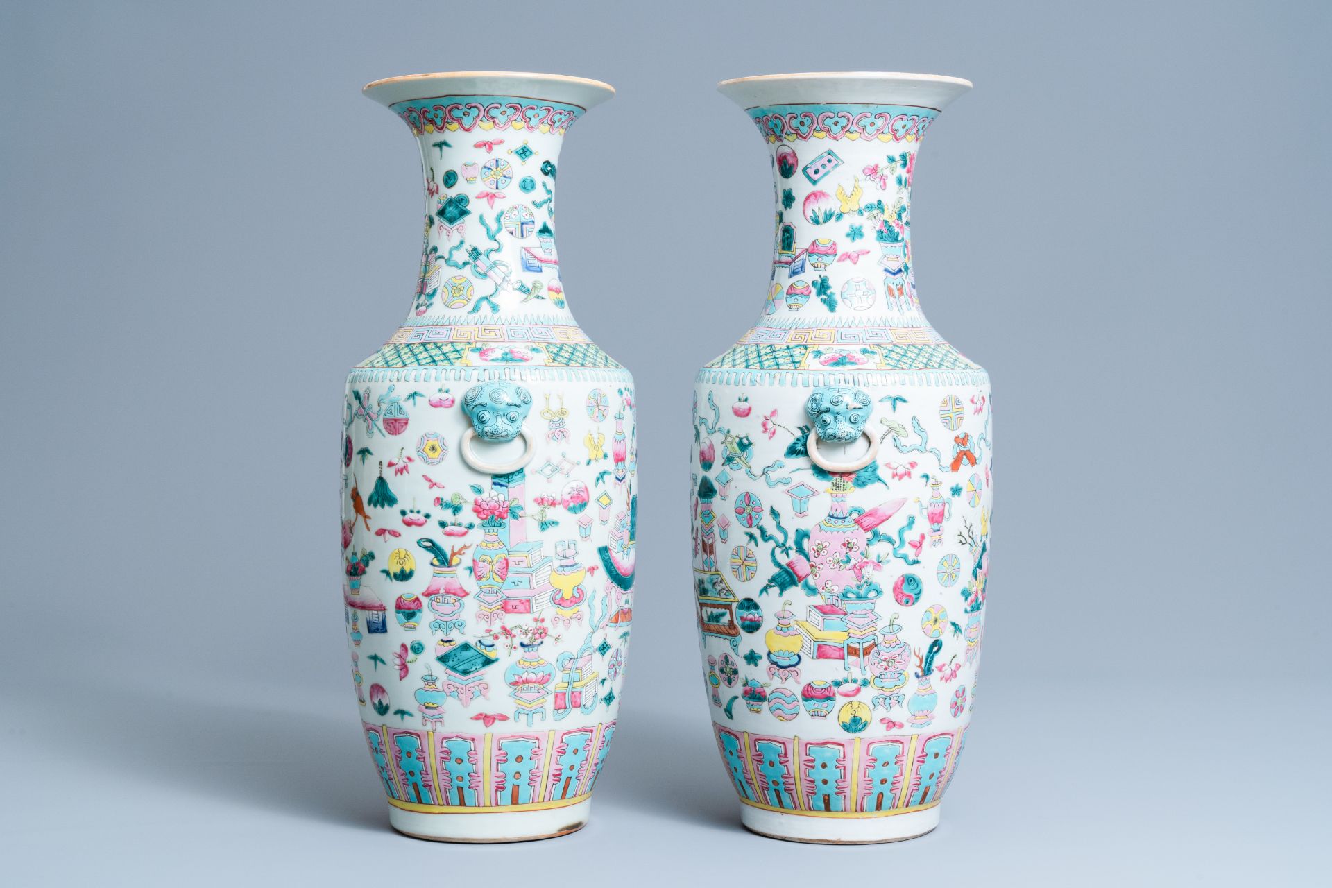 A pair of Chinese famille rose 'antiquities' vases, 19th C. - Image 4 of 6