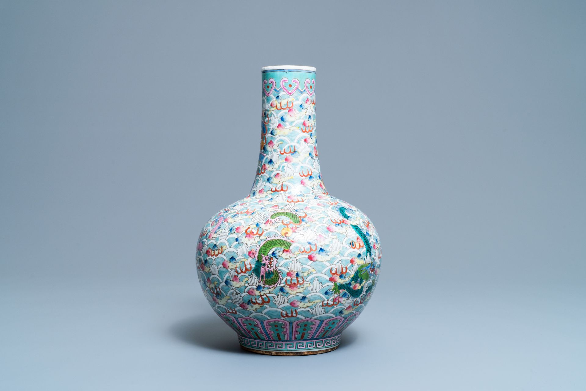 A Chinese famille rose bottle vase with dragons, 19th C. - Image 5 of 7