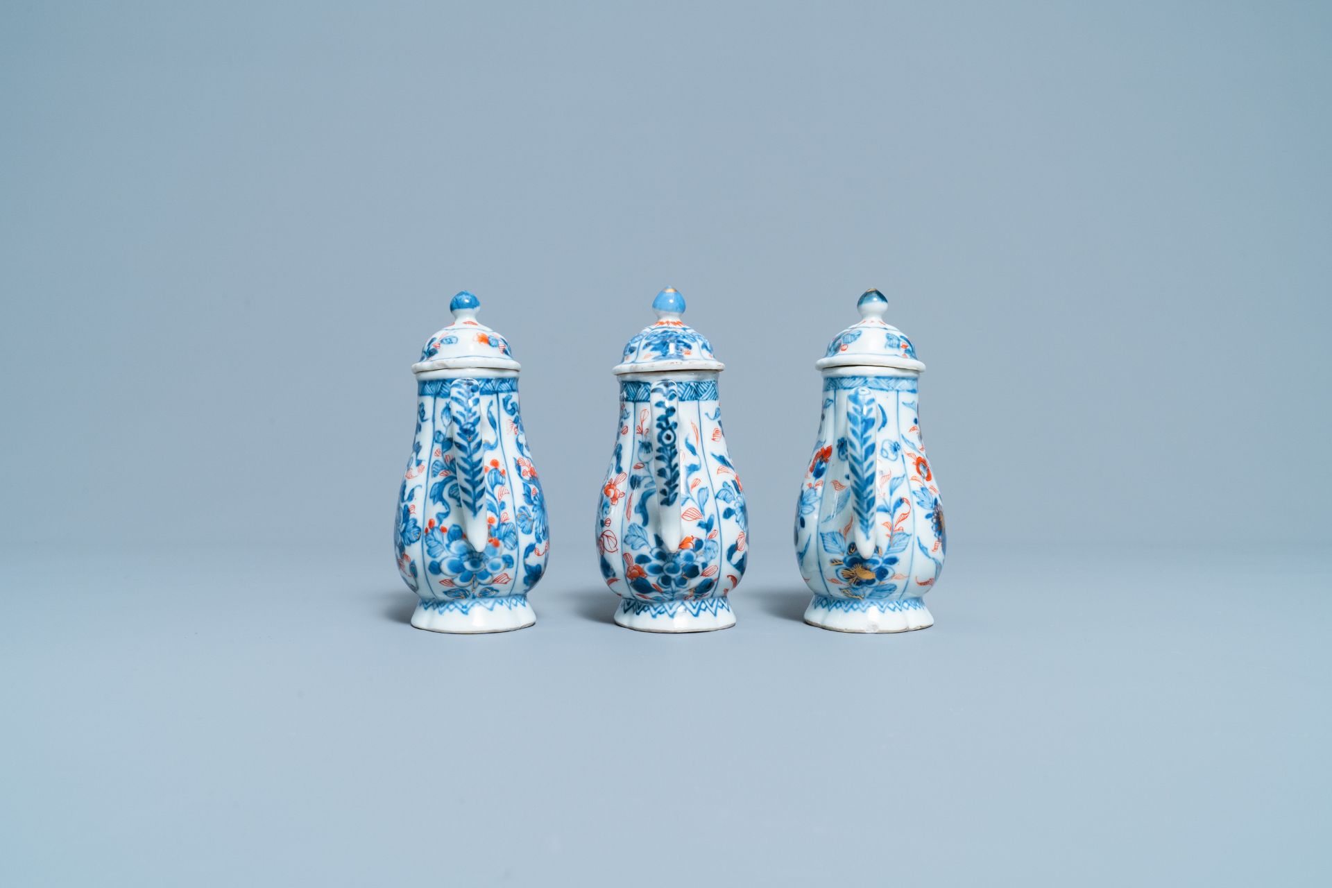 Three Chinese Imari-style covered jugs on stand, Kangxi - Image 5 of 9