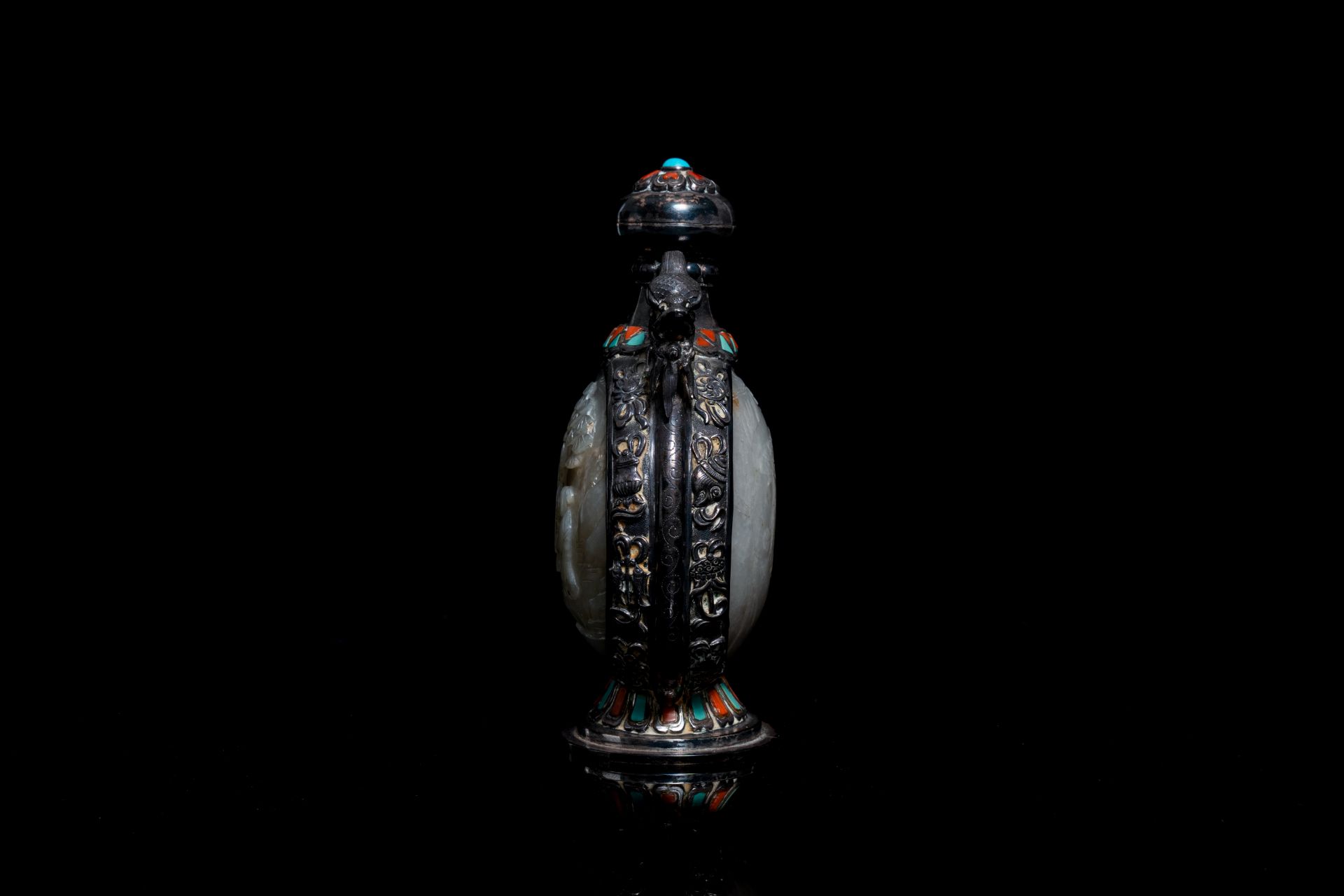 A Chinese jade-, coral- and turquoise-inlaid silver snuff bottle, 19th C. - Image 2 of 8