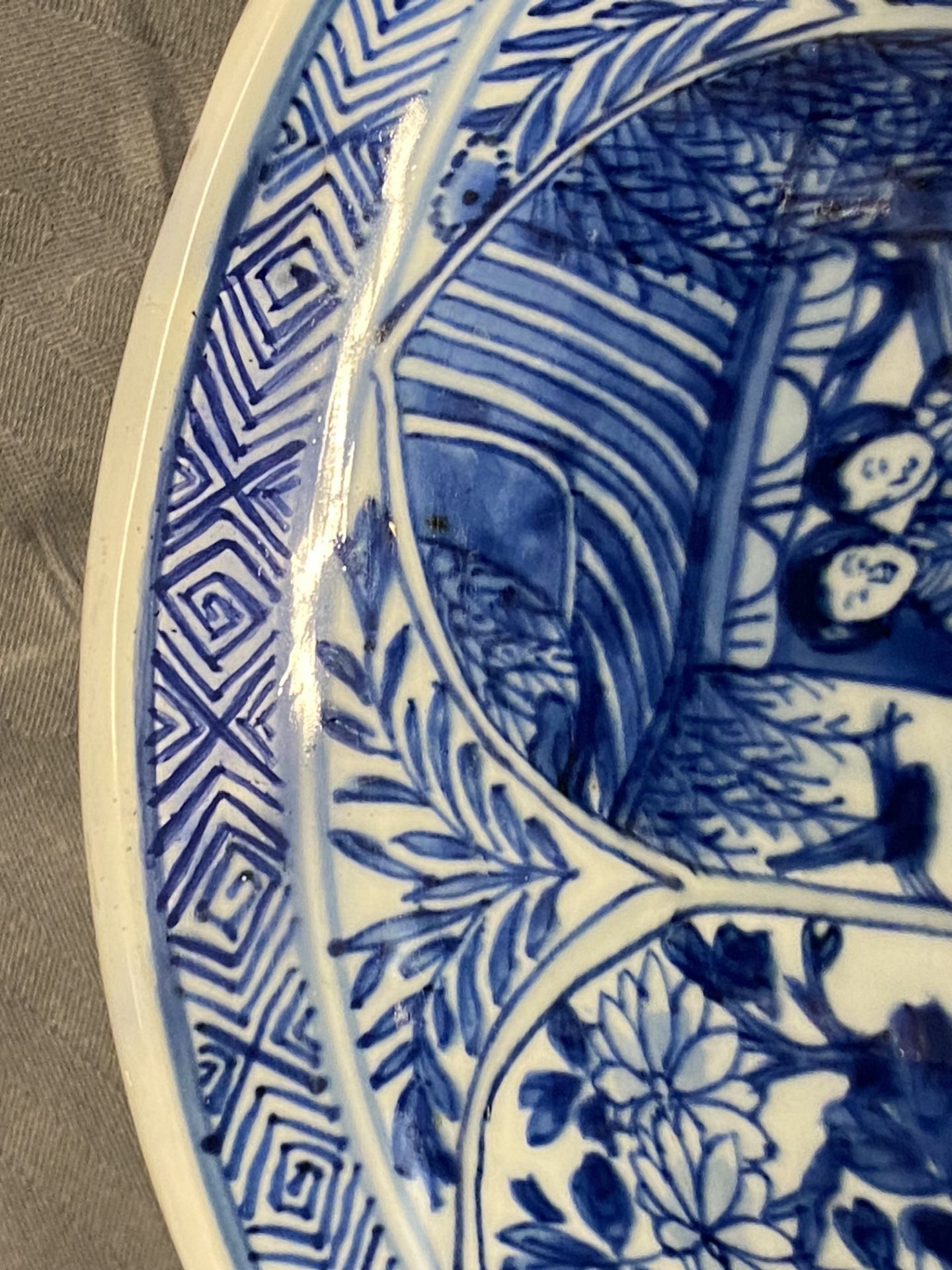 A pair of large Chinese blue and white 'Long Eliza' beaker vases, Kangxi - Image 14 of 36