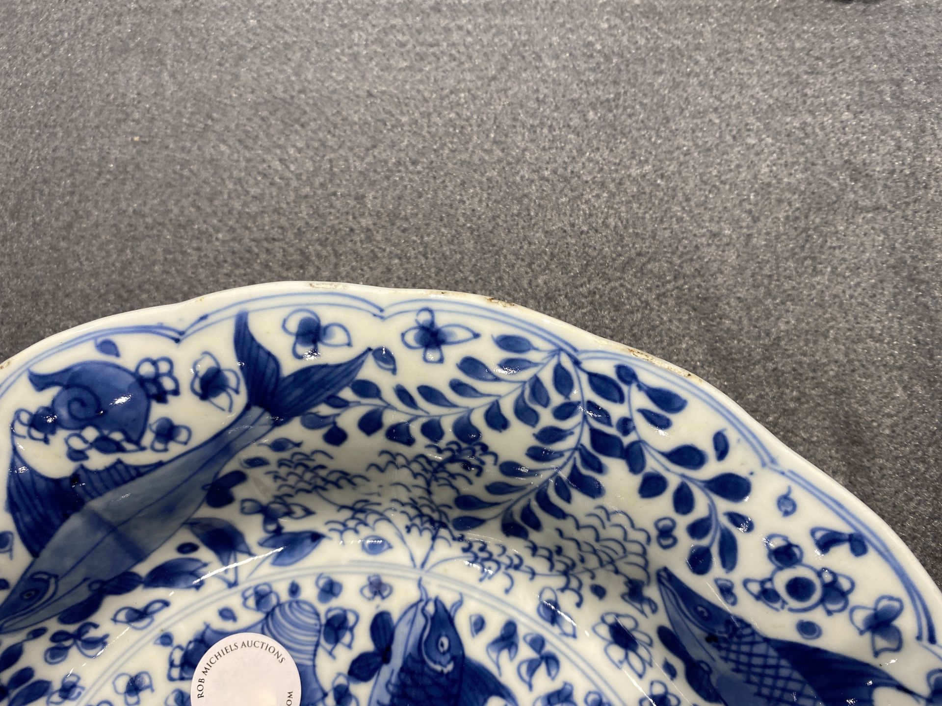 A Chinese blue and white lobed dish with fish, Kangxi - Image 4 of 7