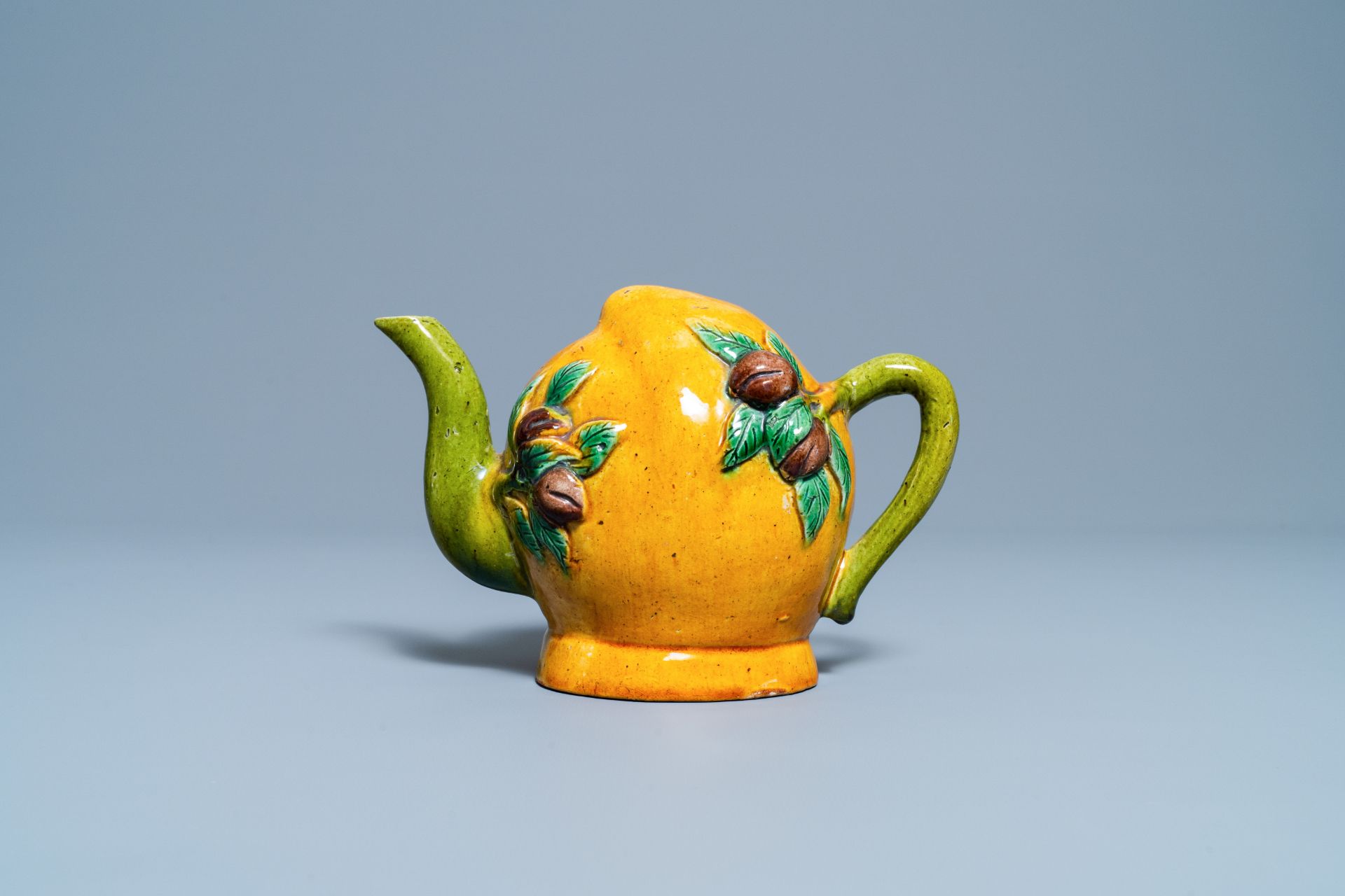 A Chinese sancai-glazed peach-shaped cadogan teapot, 19th C. - Image 2 of 7