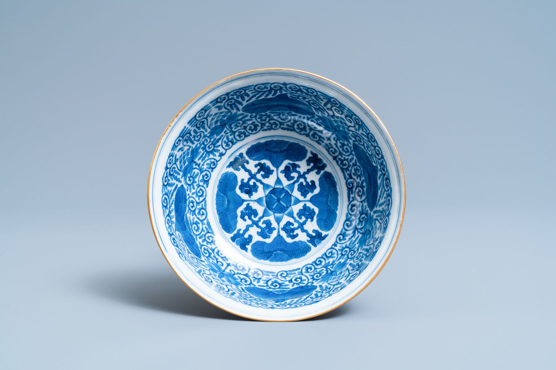 A Chinese famille rose bowl with floral design, Yongzheng mark, 19/20th C. - Image 6 of 7