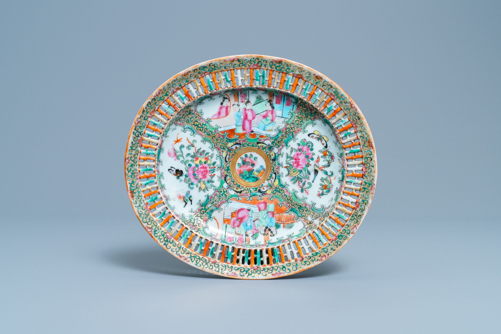 A reticulated Chinese Canton famille rose basket on stand, 19th C. - Image 3 of 10