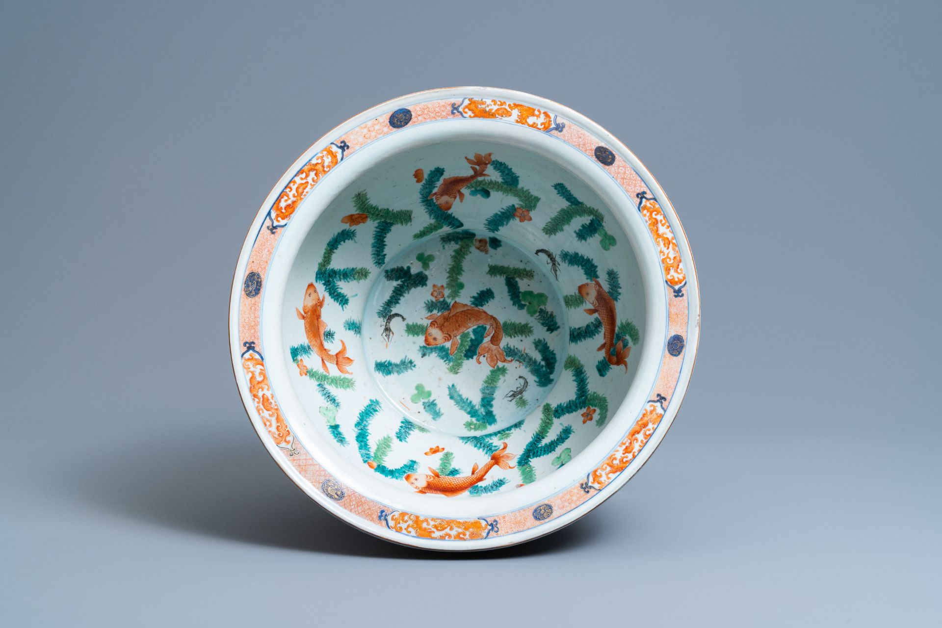 A large Chinese Imari-style fish bowl, Kangxi - Image 7 of 7