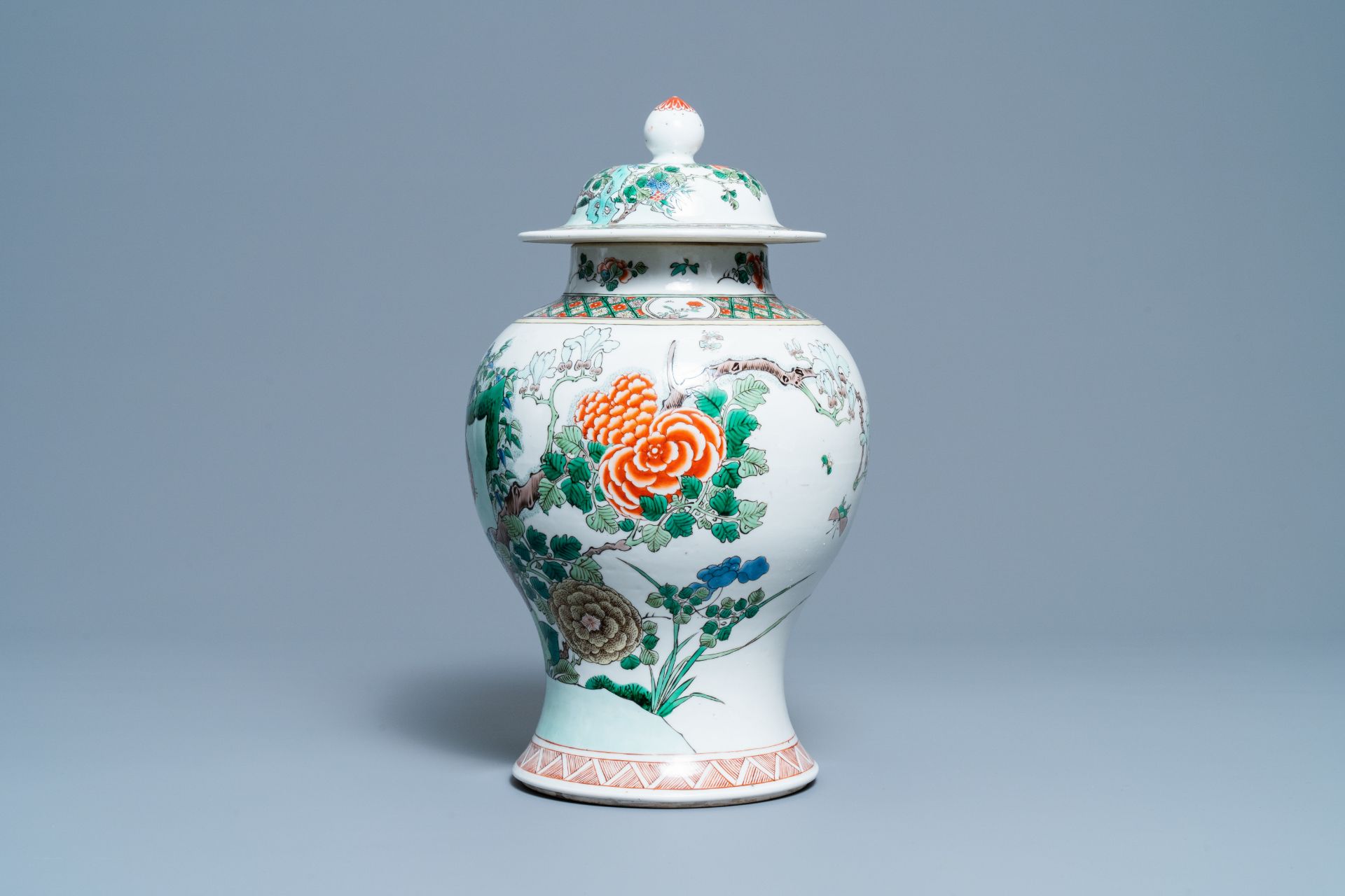 A Chinese famille verte vase and cover, Kangxi mark, 19th C. - Image 3 of 6