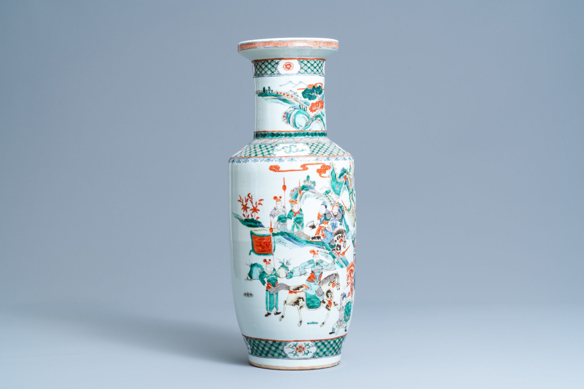 A Chinese famille verte rouleau 'battle scene' vase, 19th C. - Image 2 of 6