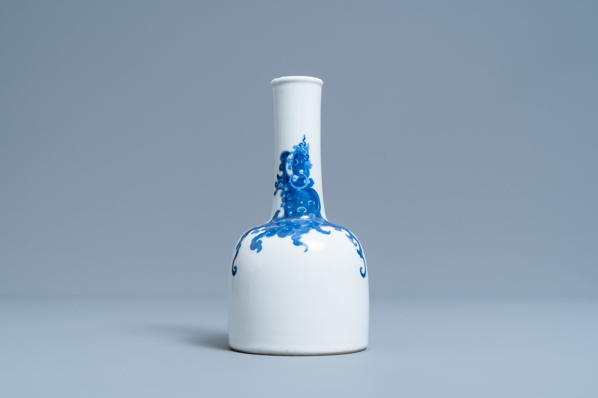 A Chinese blue and white mallet 'phoenix' vase, Kangxi mark, 19/20th C. - Image 3 of 6