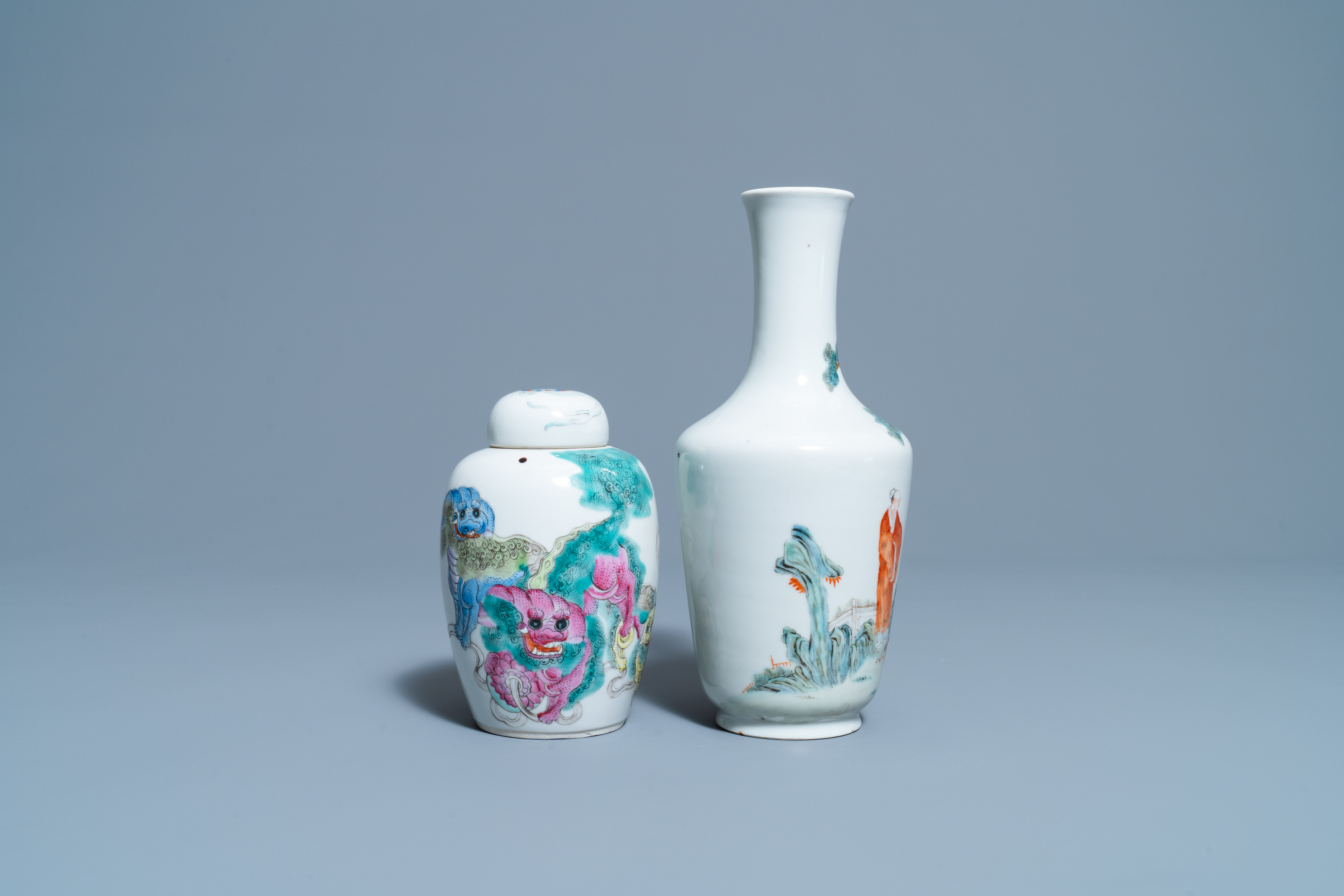 A Chinese famille rose vase and a covered jar with Buddhist lions, 19/20th C. - Image 4 of 6