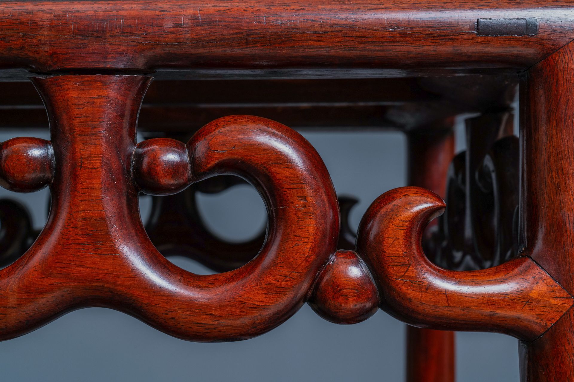 A tall Chinese marble-inlaid wooden stand, 20th C. - Image 11 of 11