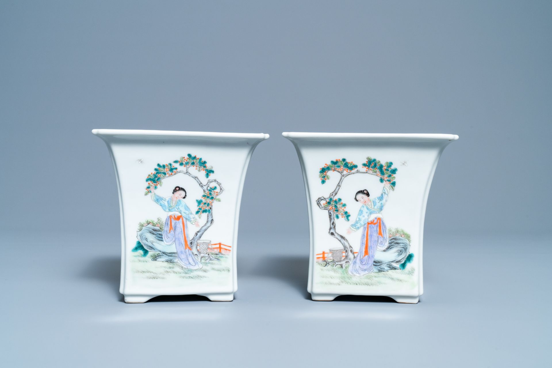 A pair of Chinese famille rose jardinières on stands, Qianlong mark, Republic - Bild 5 aus 10