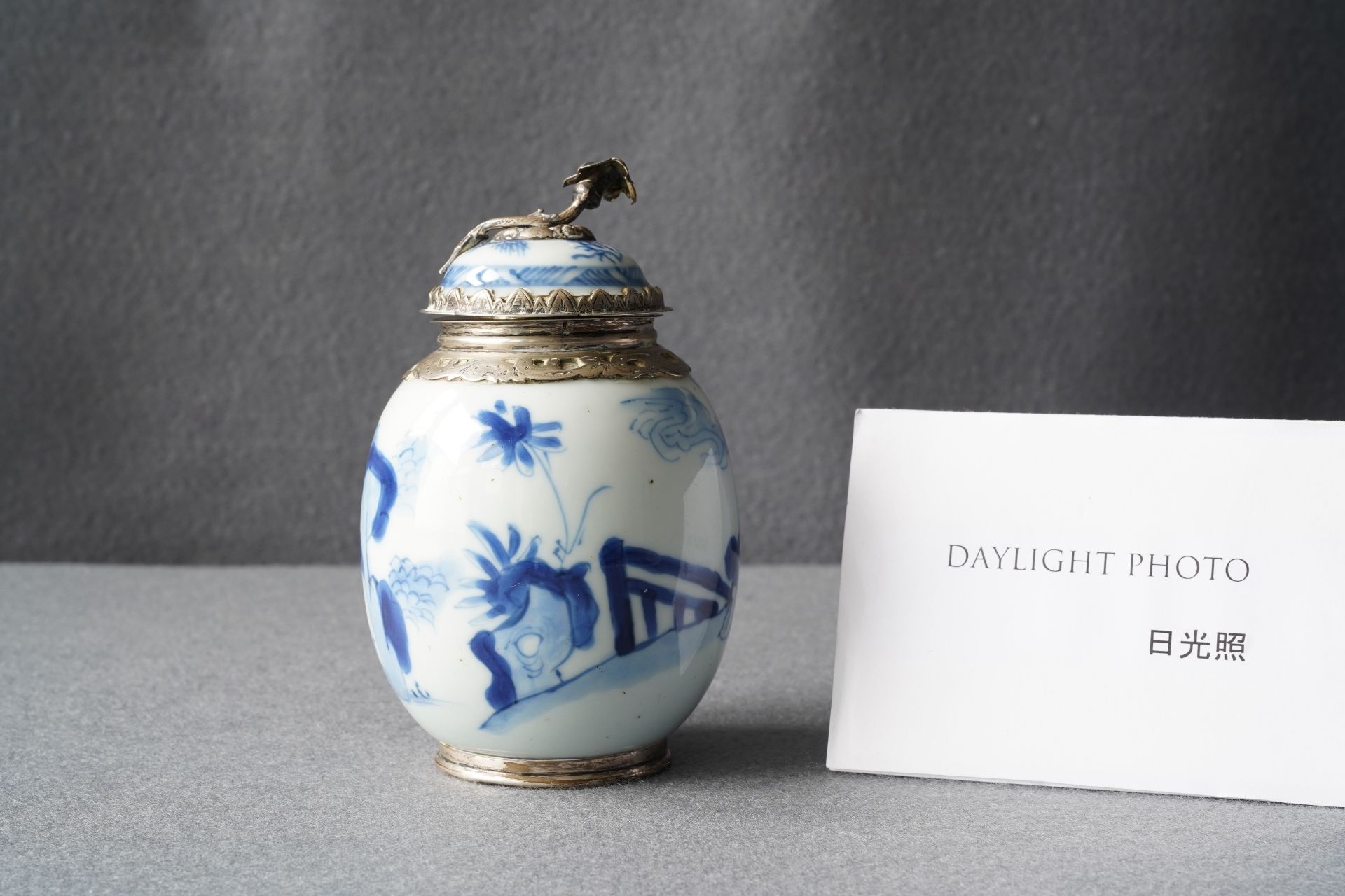 A Chinese blue and white tea caddy with Dutch silver mounts, Kangxi - Image 8 of 10