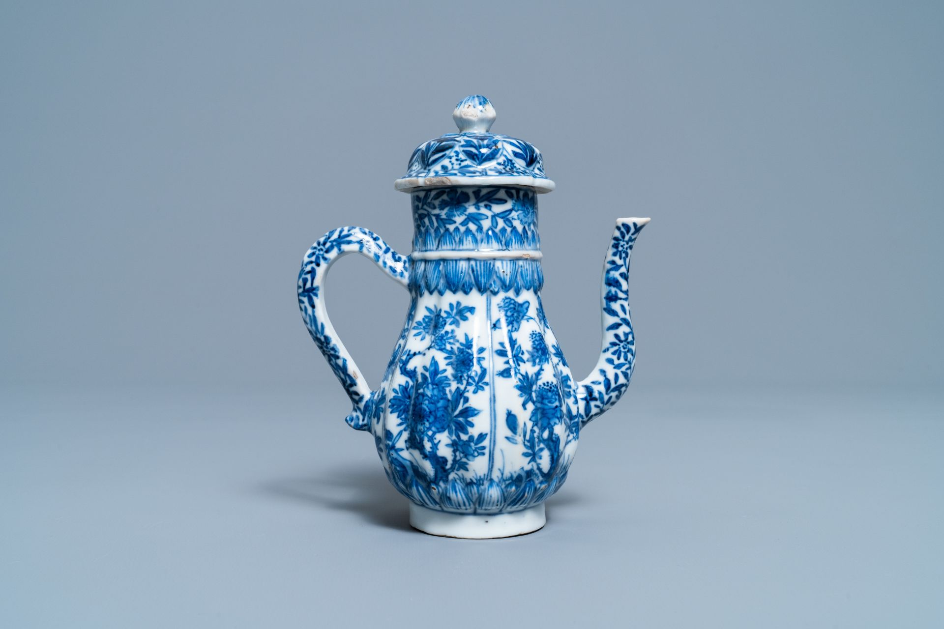 A tall Chinese blue and white teapot and cover, Kangxi - Image 4 of 7