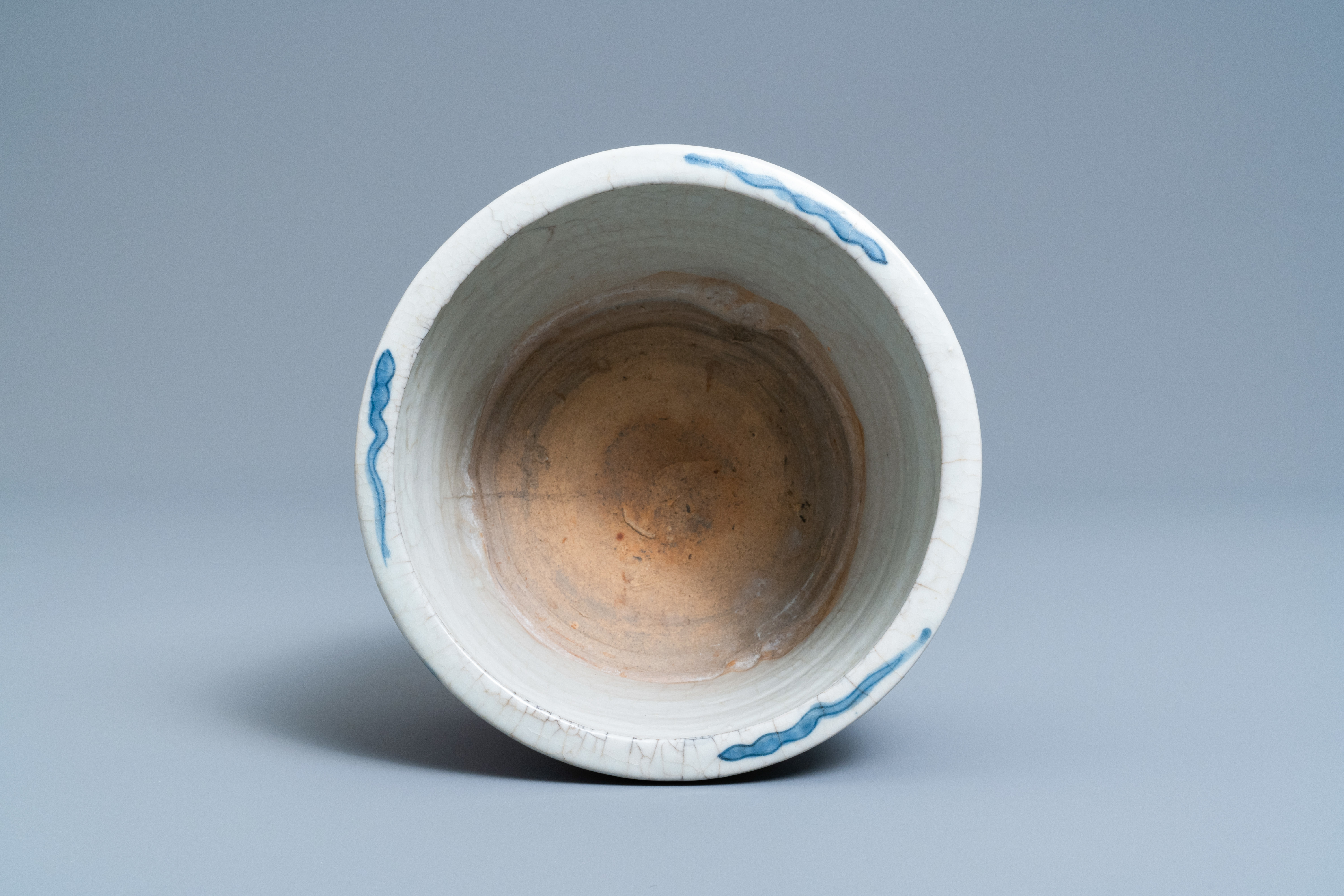 A Chinese blue and white Swatow tripod censer, Ming - Image 6 of 7