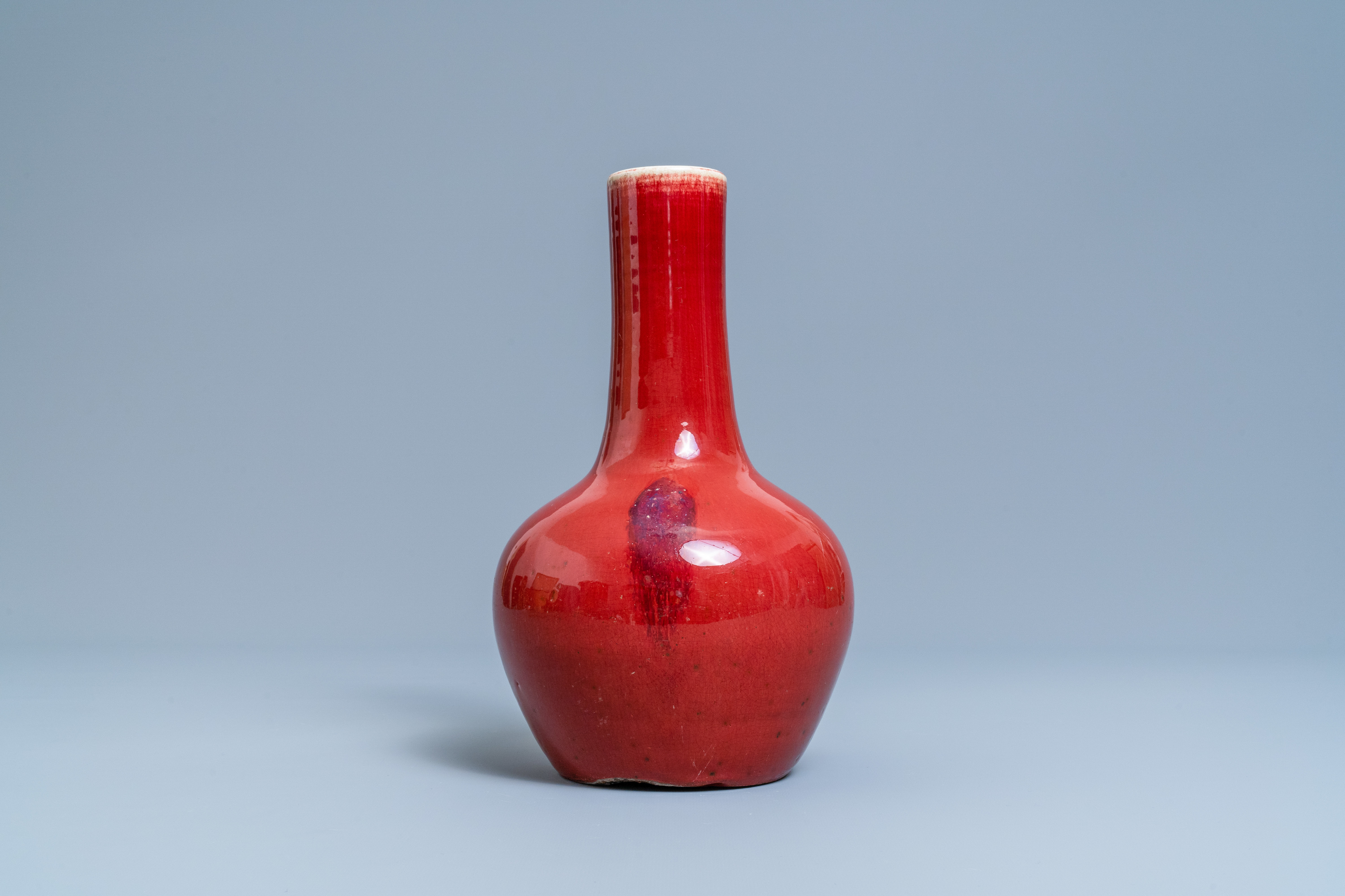 A Chinese monochrome sang de boeuf-glazed bottle vase, 19th C. - Image 4 of 6
