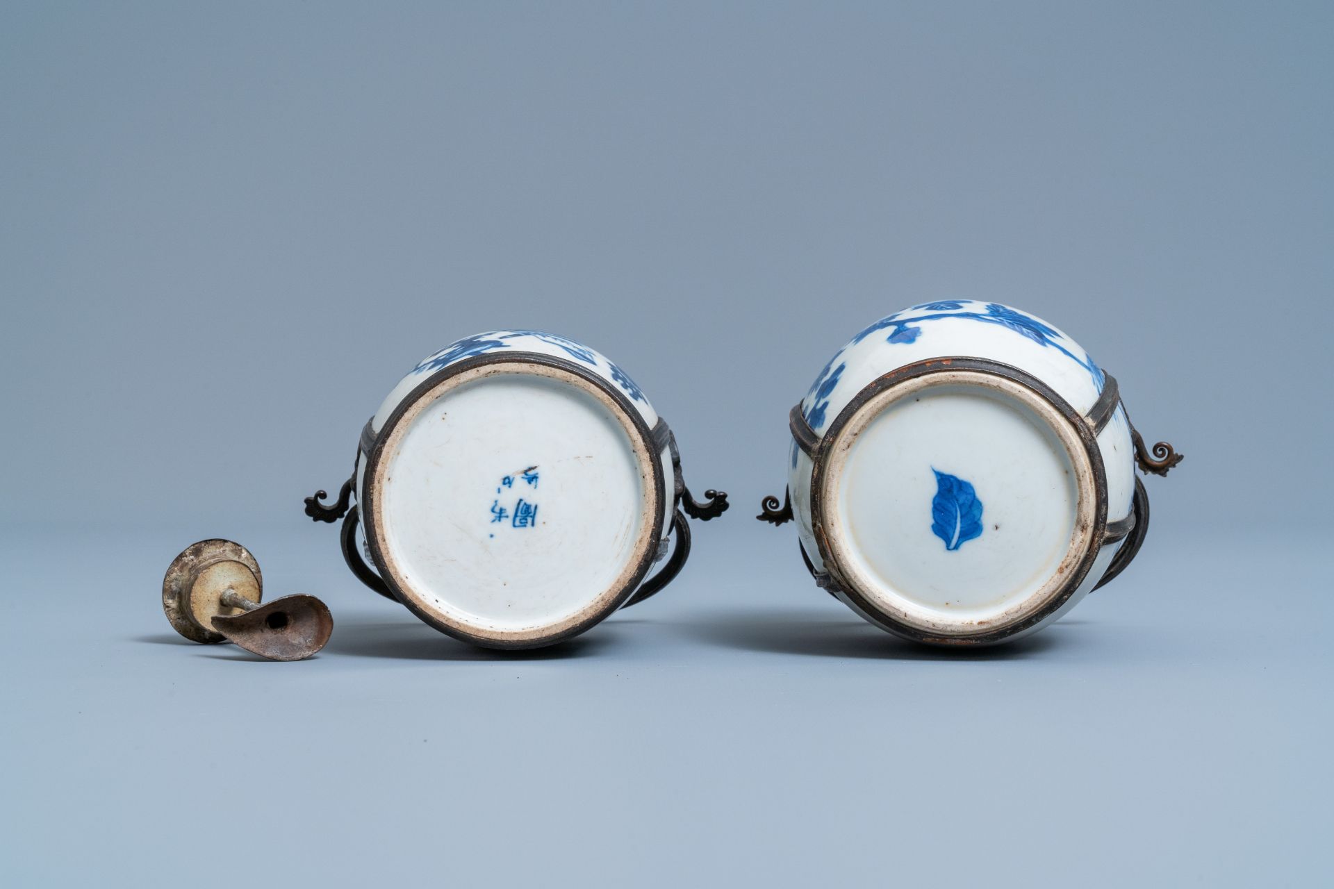 Two Chinese blue and white Vietnamese market 'Bleu de Hue' water pipes, 19th C. - Image 6 of 6