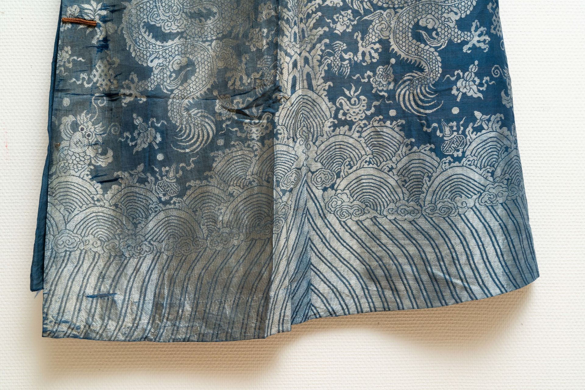 A Chinese embroidered silk summer 'dragon' robe, 19th C. - Image 13 of 13