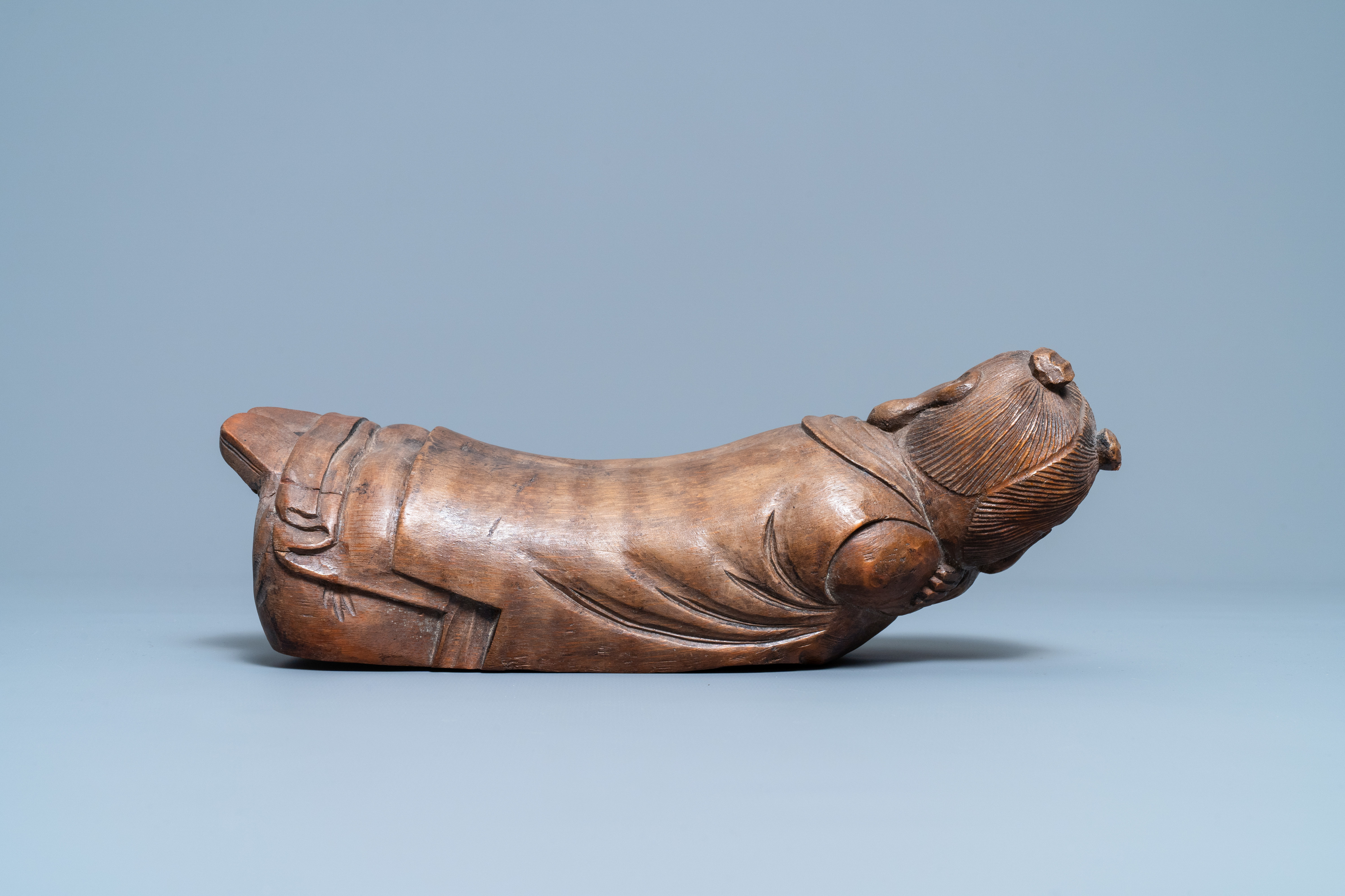 A Chinese bamboo 'recumbent boy' pillow, 19th C. - Image 3 of 8