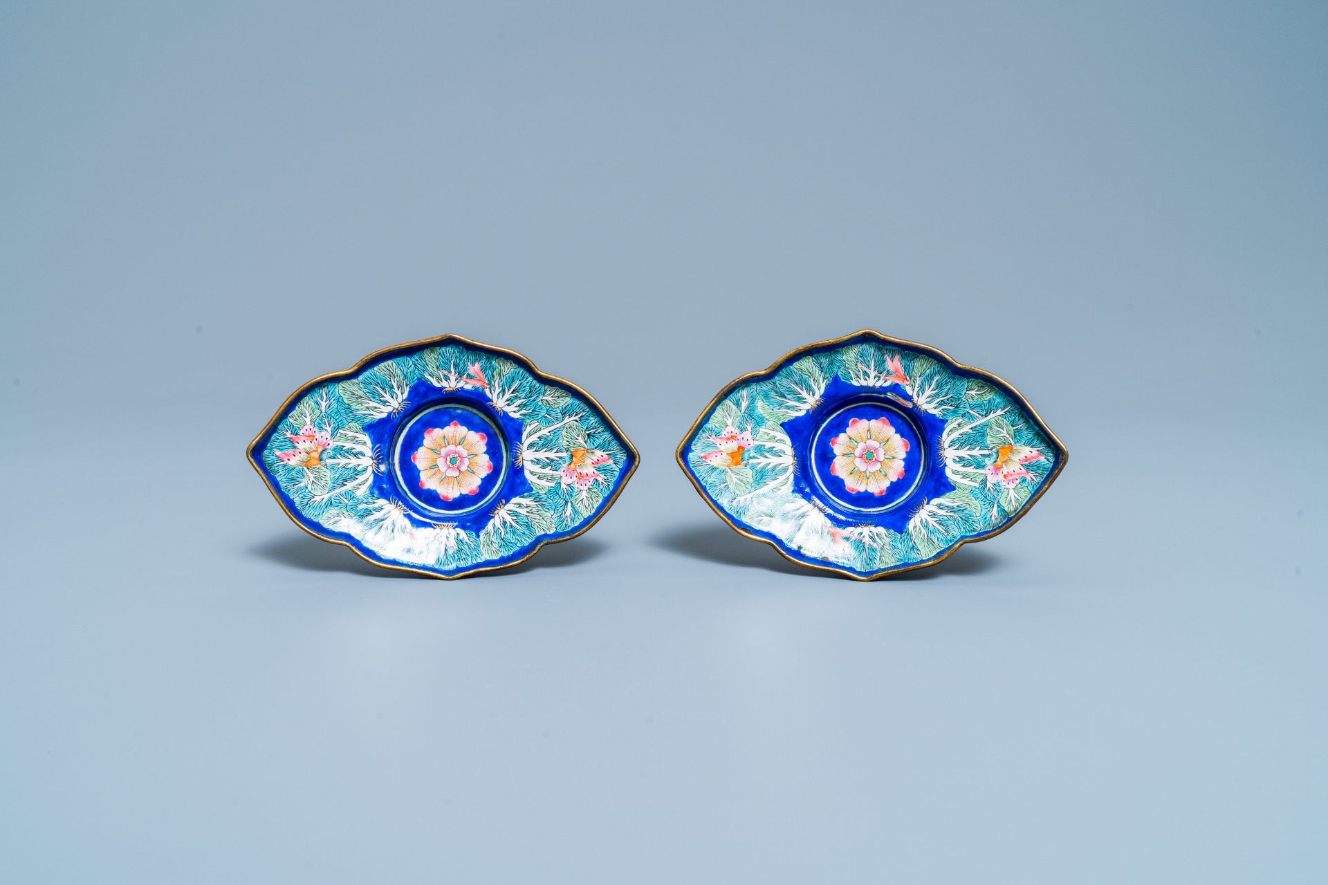 A pair of Vietnamese Phap Lam Hue enamel covered bowls on stands, 18/19th C. - Image 9 of 10