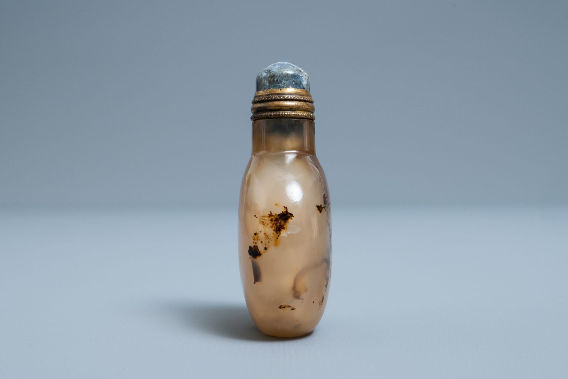A Chinese agate snuff bottle, 19th C. - Image 4 of 6
