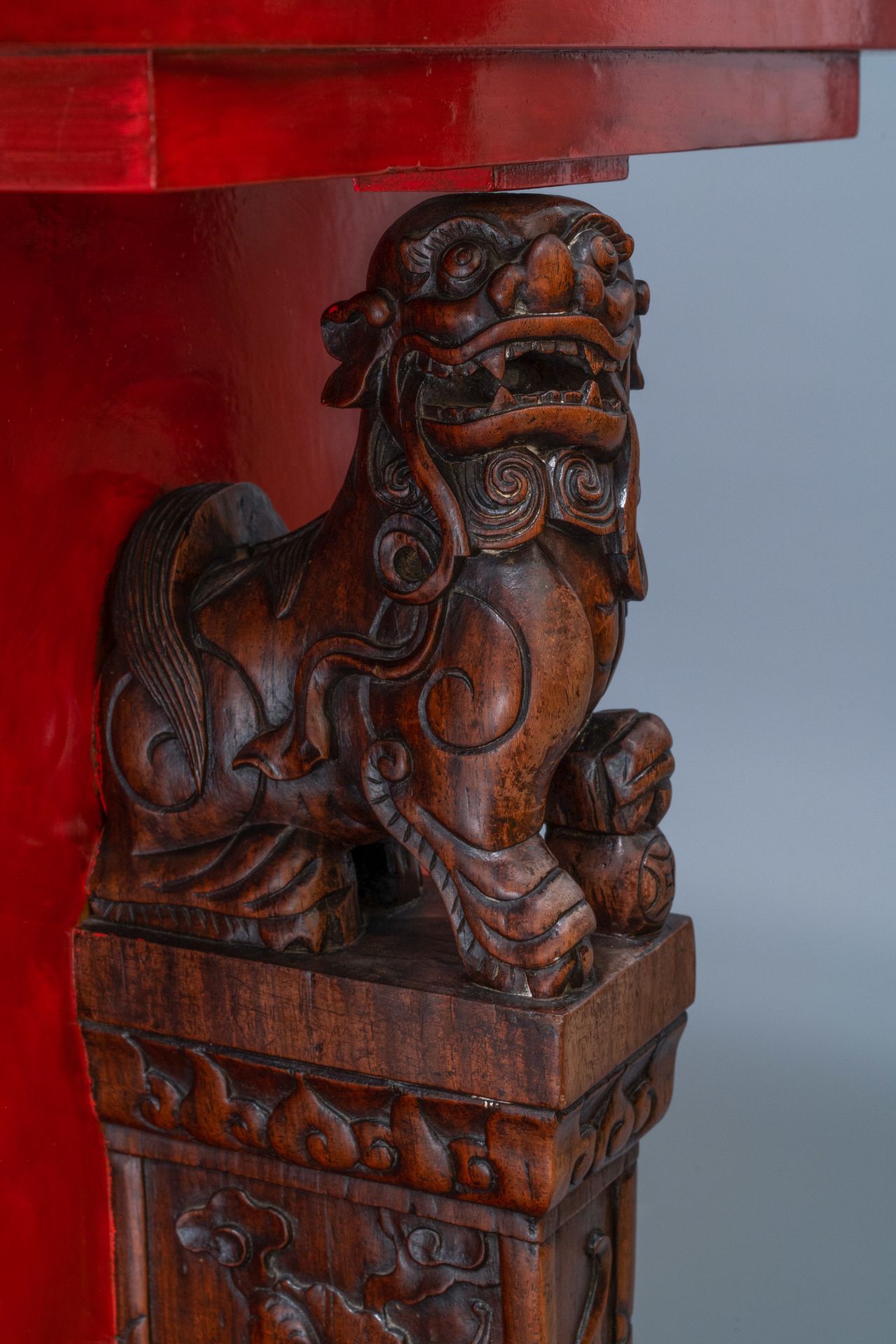 A Chinese qianjiang cai plaque mounted in a wooden table, 19/20th C. - Image 11 of 12