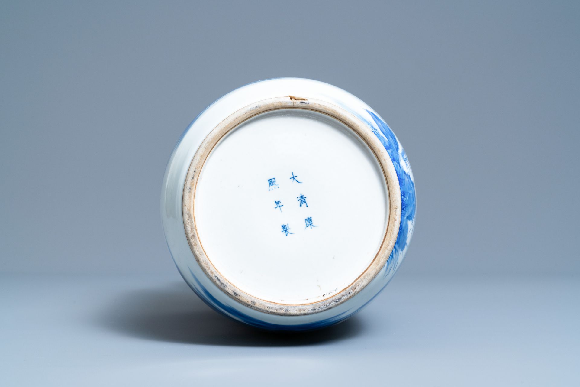 A Chinese blue and white rouleau vase, Kangxi mark, 19/20th C. - Image 6 of 6