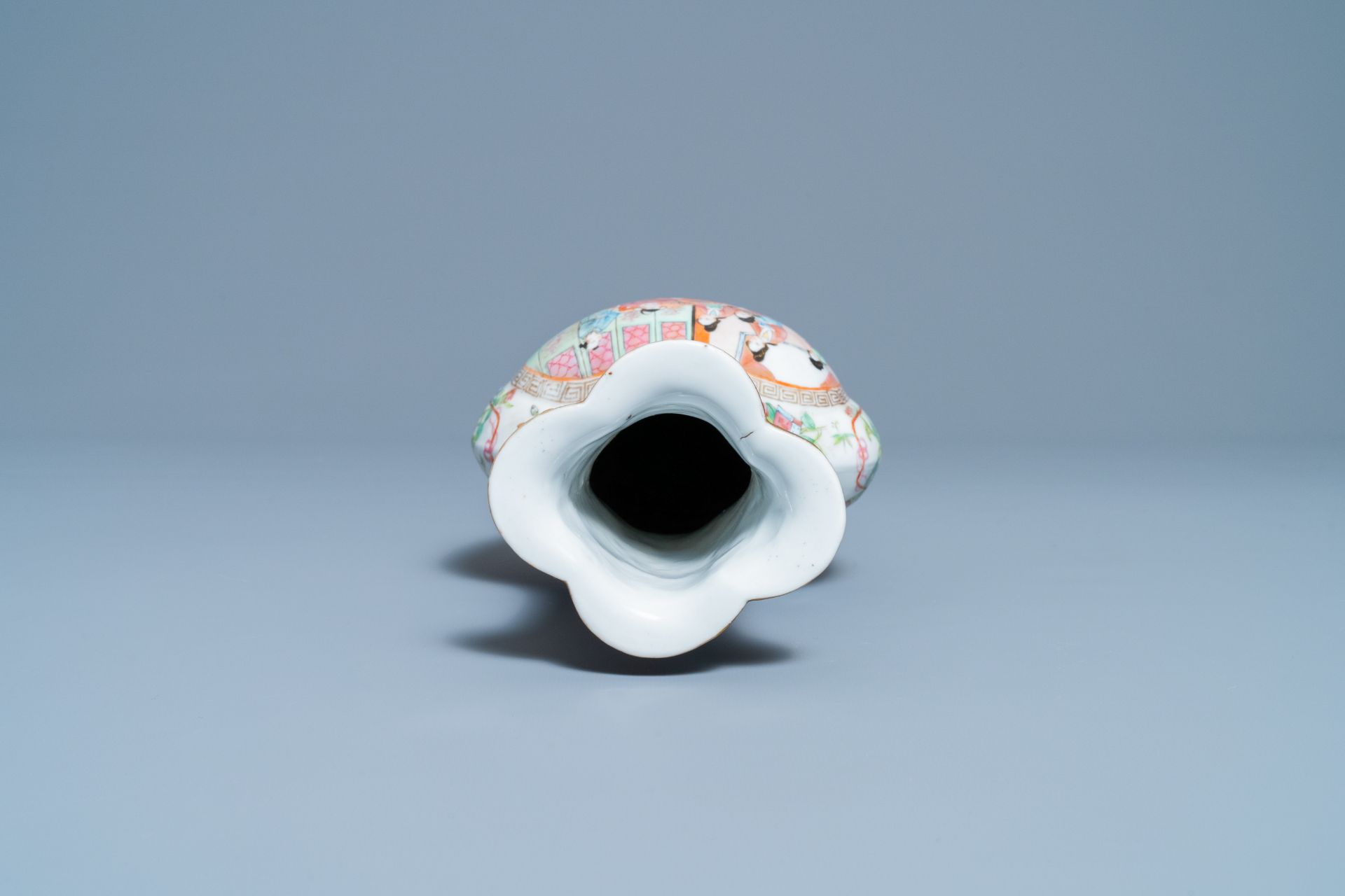 A Chinese Canton famille rose dish and a vase, 19th C. - Image 8 of 9