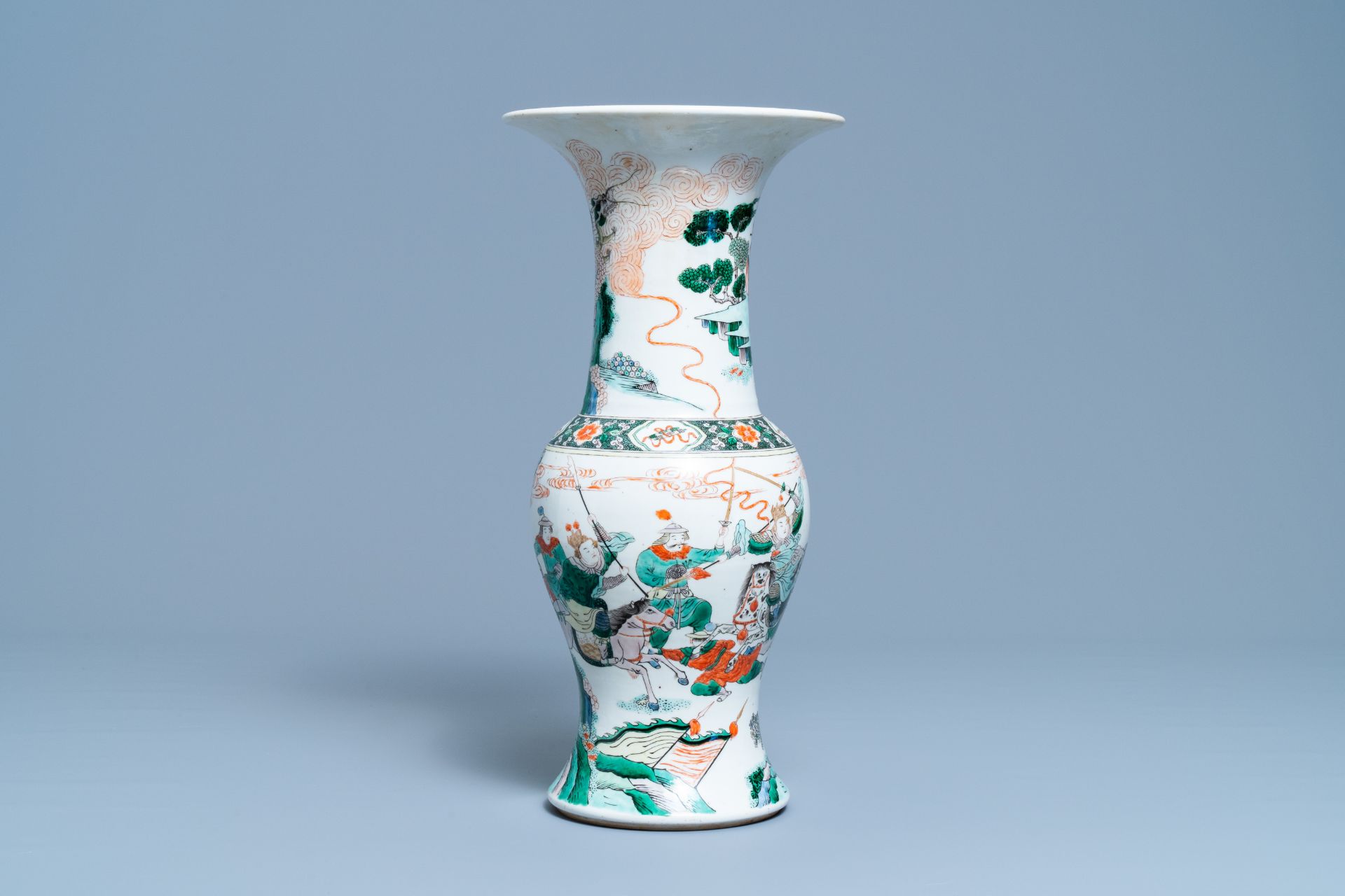 A Chinese famille verte yenyen vase with a soldier scene, 19th C. - Bild 4 aus 6