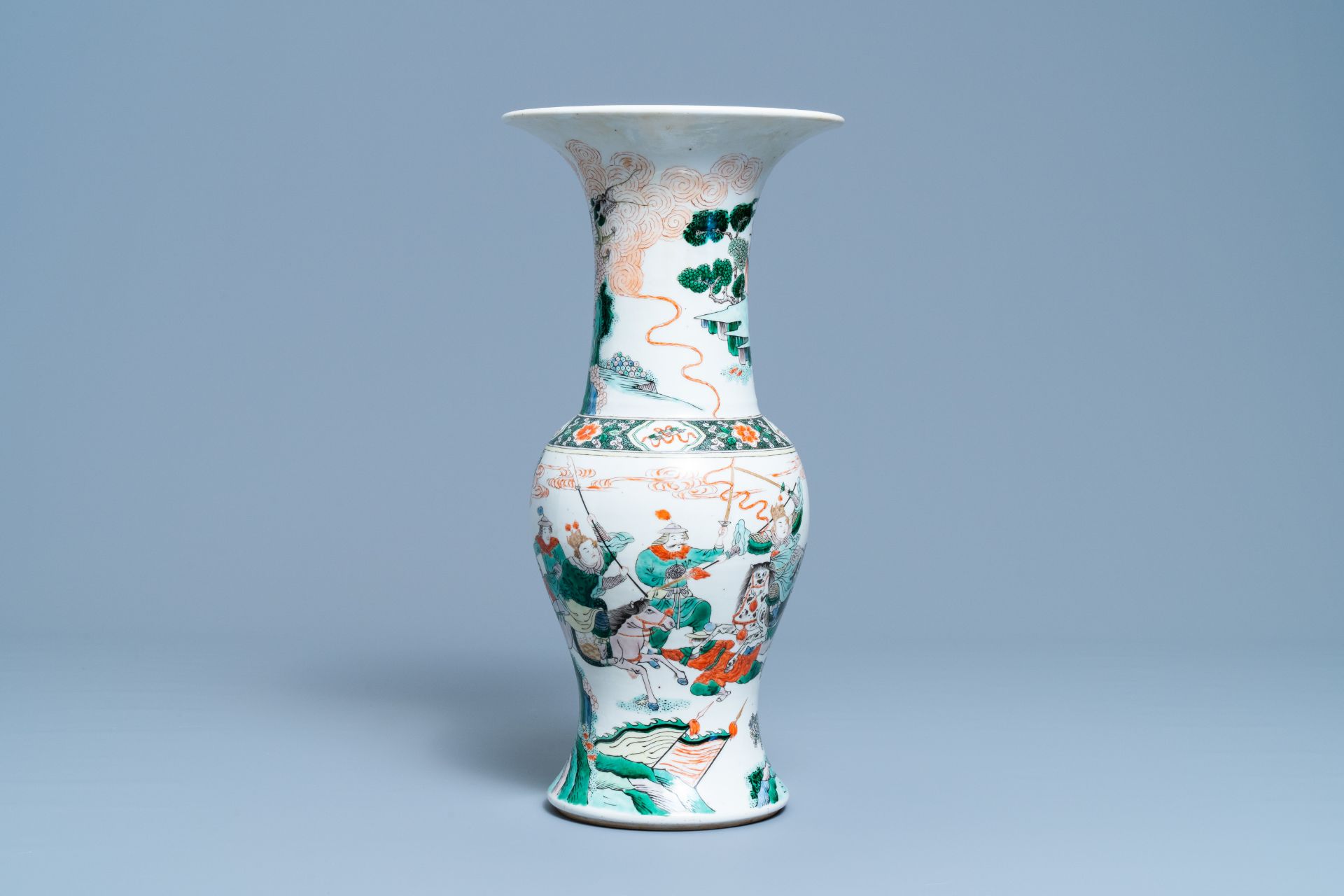 A Chinese famille verte yenyen vase with a soldier scene, 19th C. - Image 4 of 6