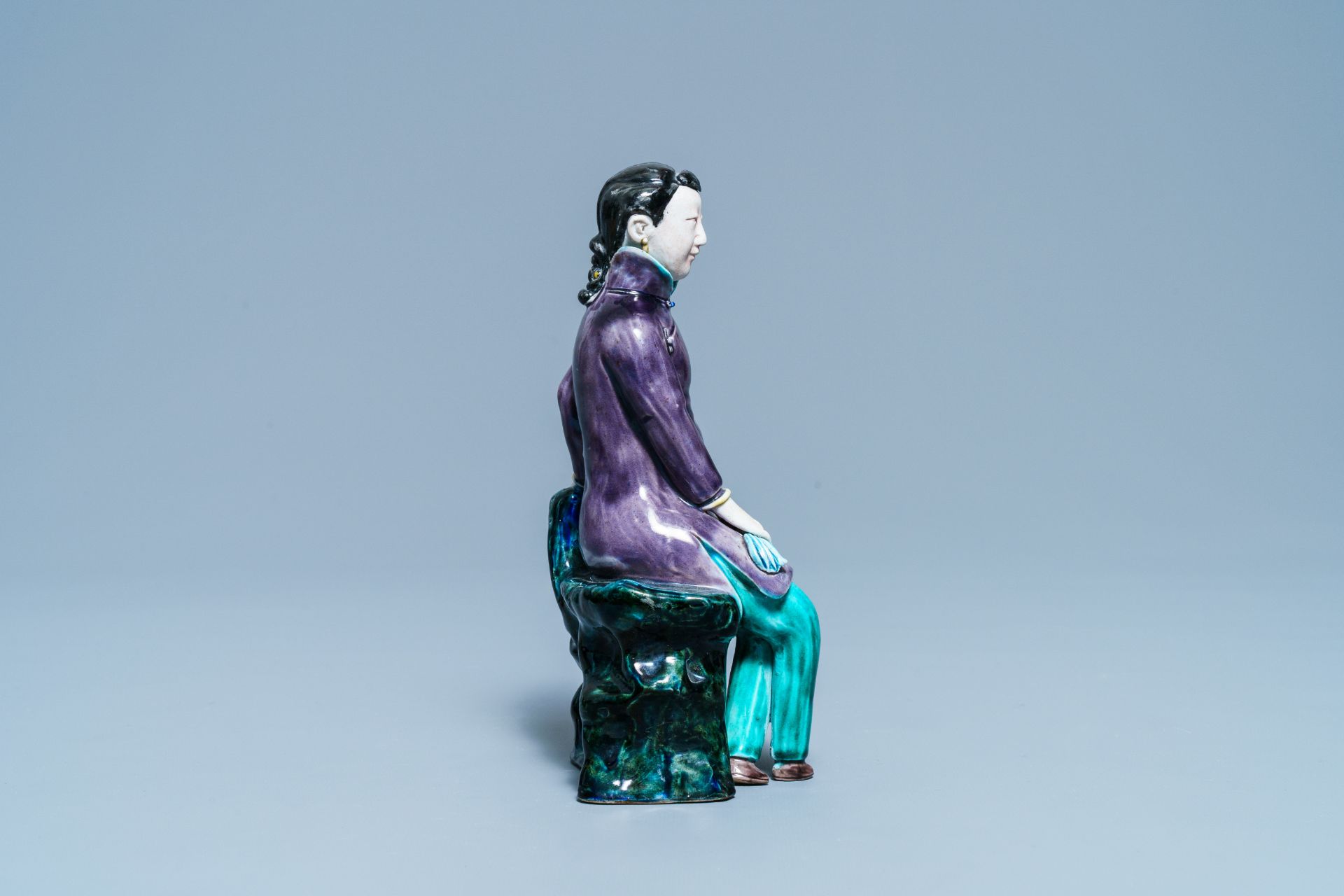 A Chinese polychrome porcelain figure of a seated lady, 19/20th C. - Image 4 of 7