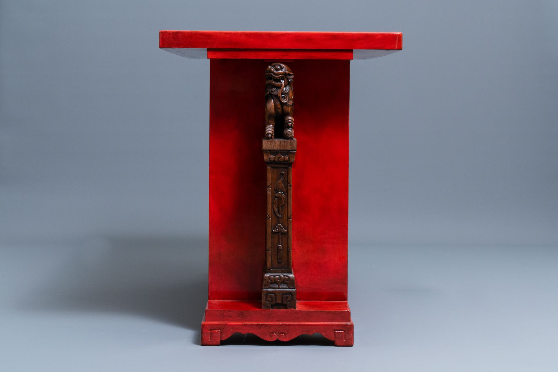 A Chinese qianjiang cai plaque mounted in a wooden table, 19/20th C. - Image 4 of 12