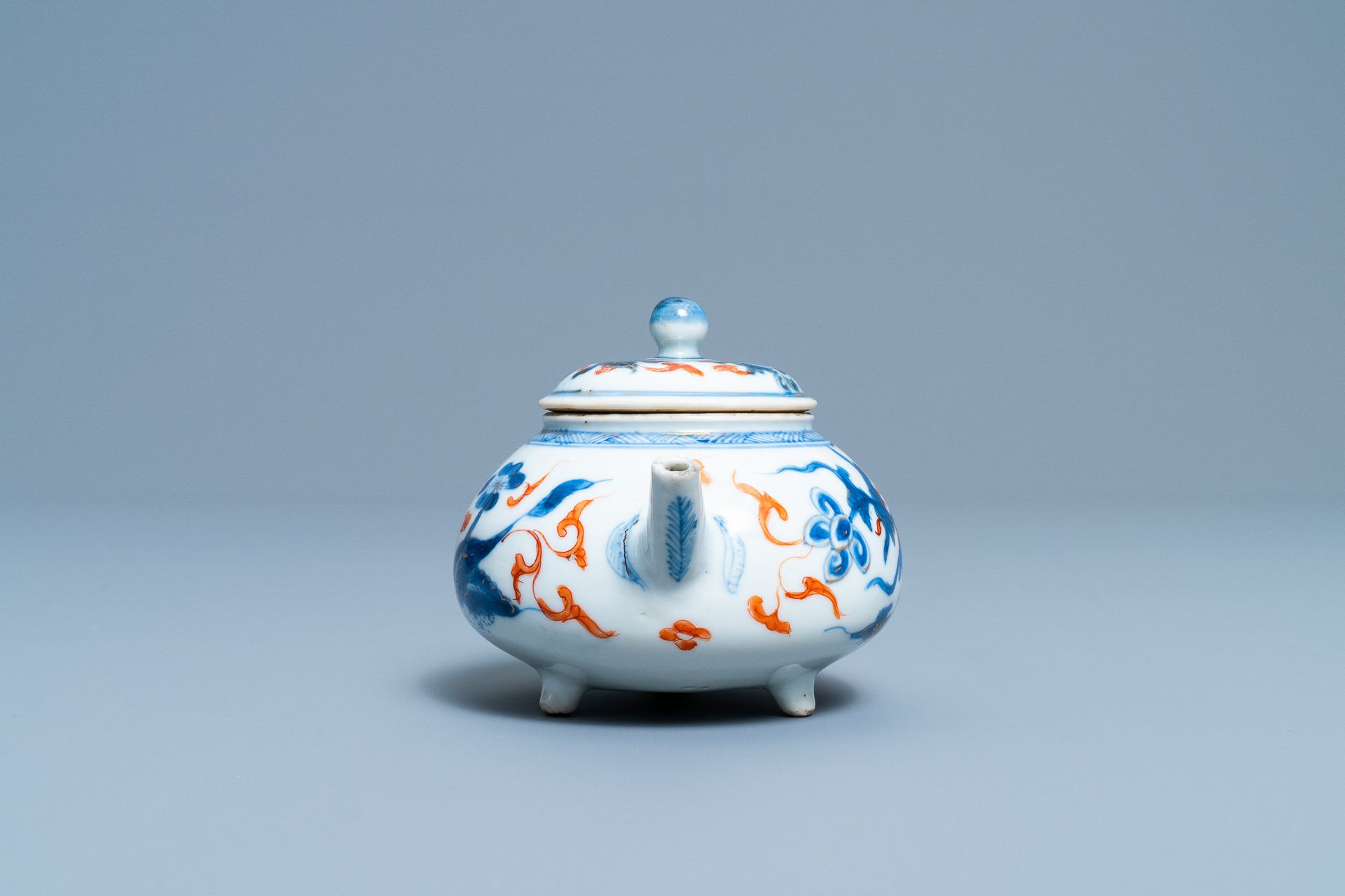 A Chinese blue, white, iron red and gilt tripod teapot and cover, Kangxi - Image 5 of 12