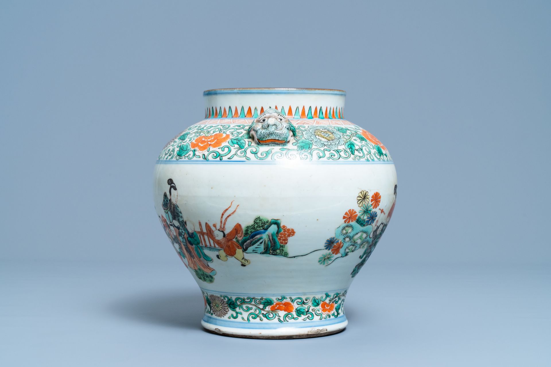 A Chinese famille verte 'playing boys' vase, 19/20th C. - Image 2 of 6