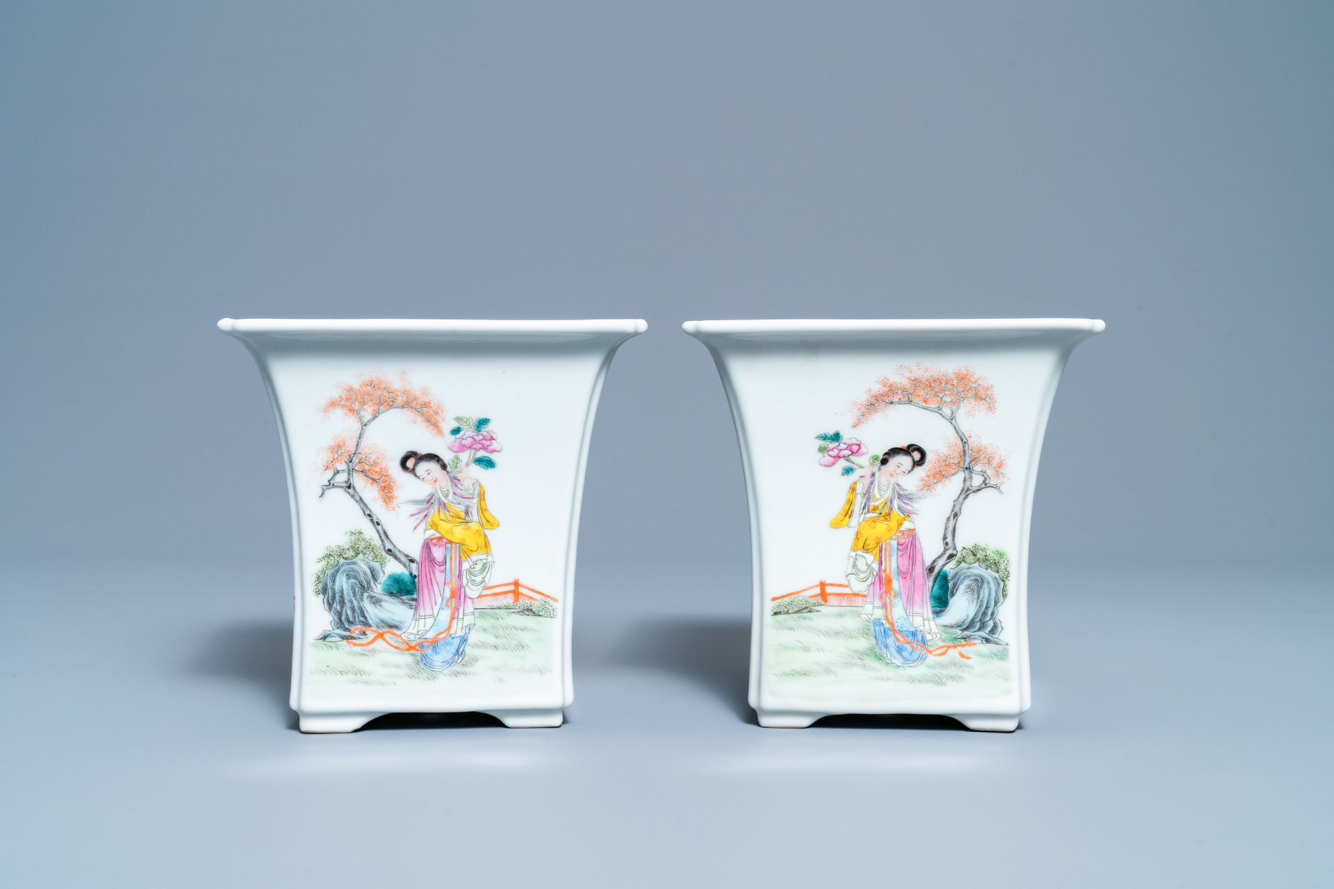 A pair of Chinese famille rose jardinières on stands, Qianlong mark, Republic - Bild 6 aus 10