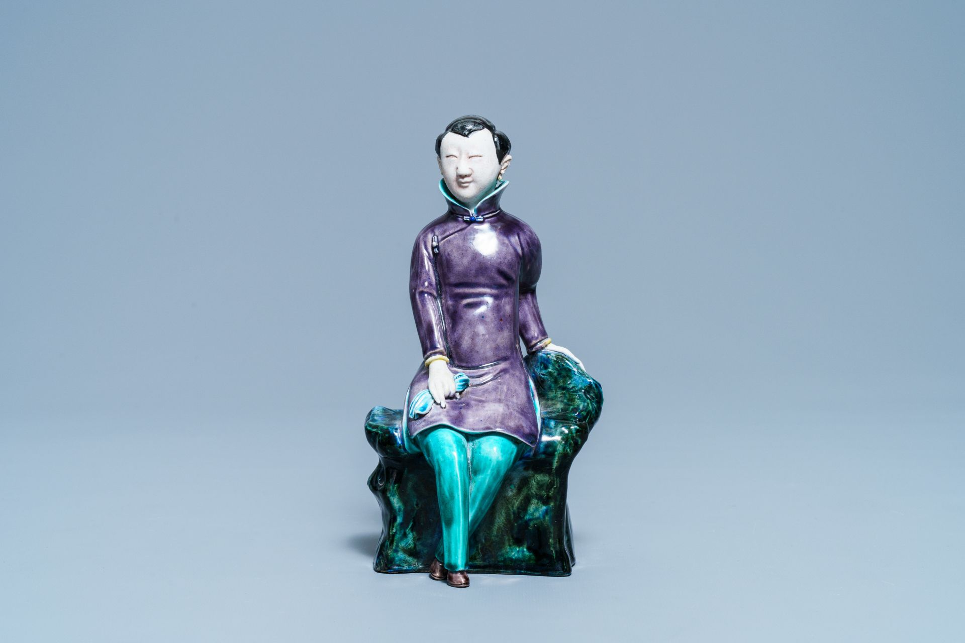 A Chinese polychrome porcelain figure of a seated lady, 19/20th C. - Image 2 of 7