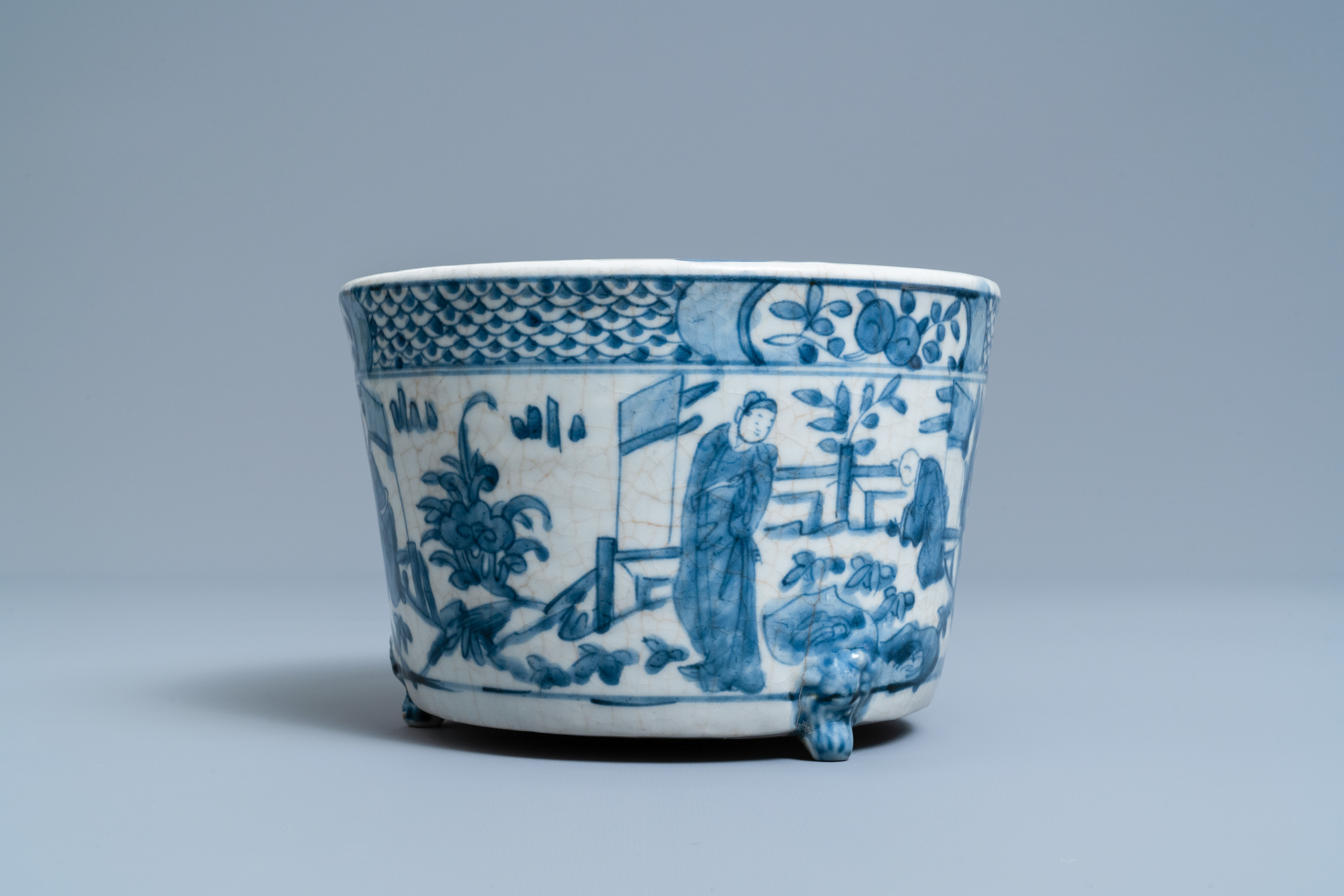 A Chinese blue and white Swatow tripod censer, Ming - Image 5 of 7