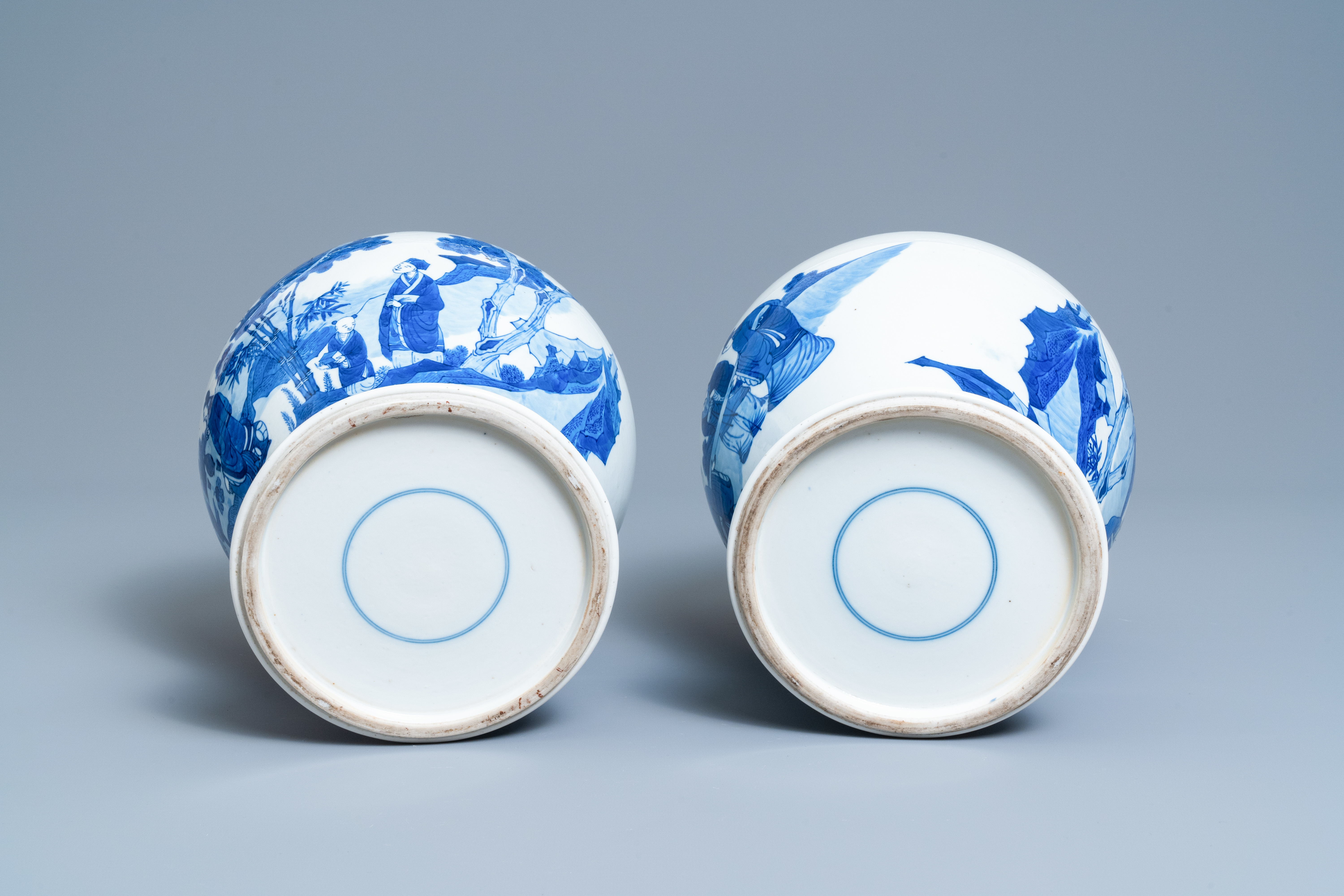 A pair of Chinese blue and white vases and covers with figures in a landscape, 19th C. - Image 6 of 8